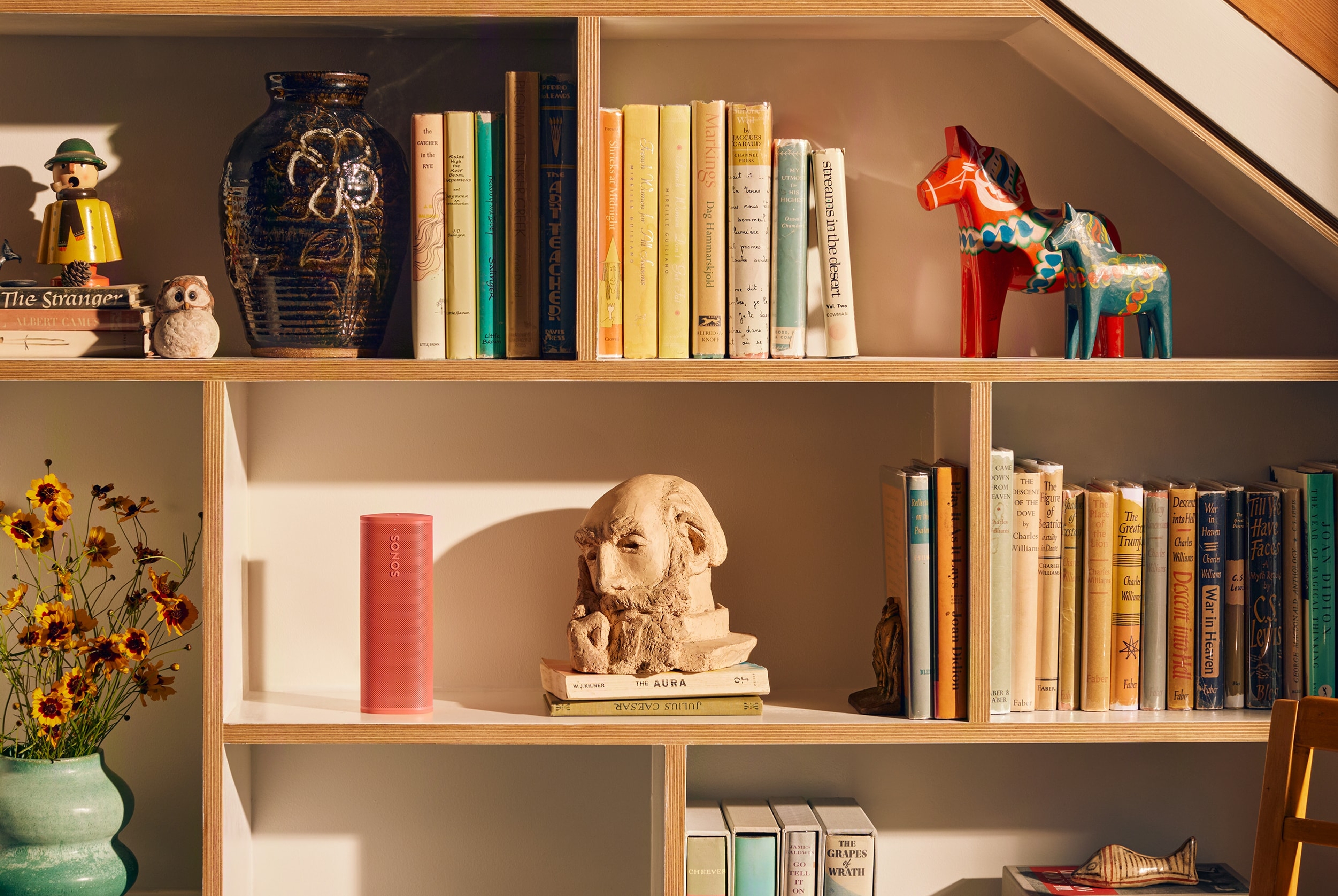 Roam 2 in Rot auf einem Bücherregal