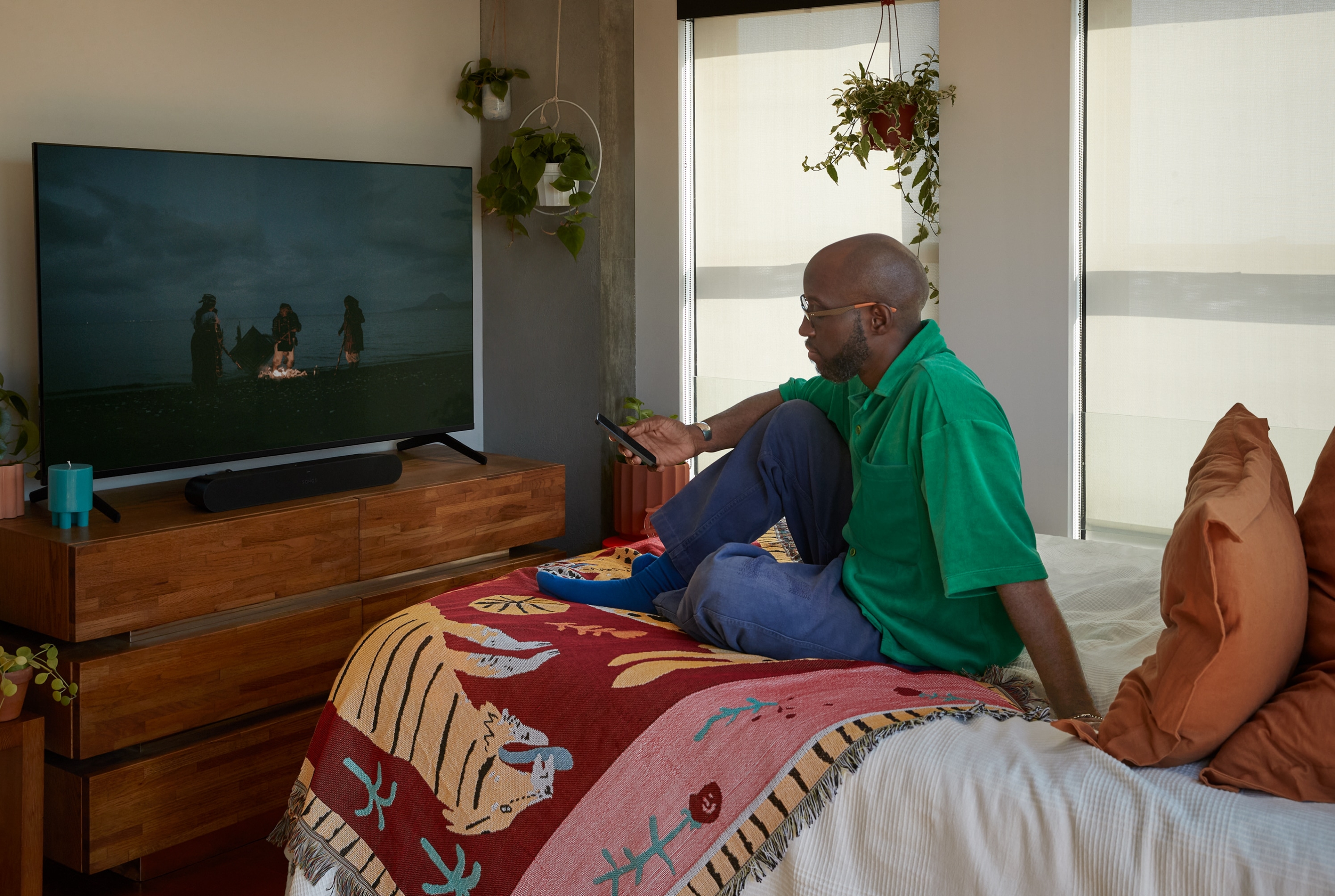 Ray y una tele en un dormitorio