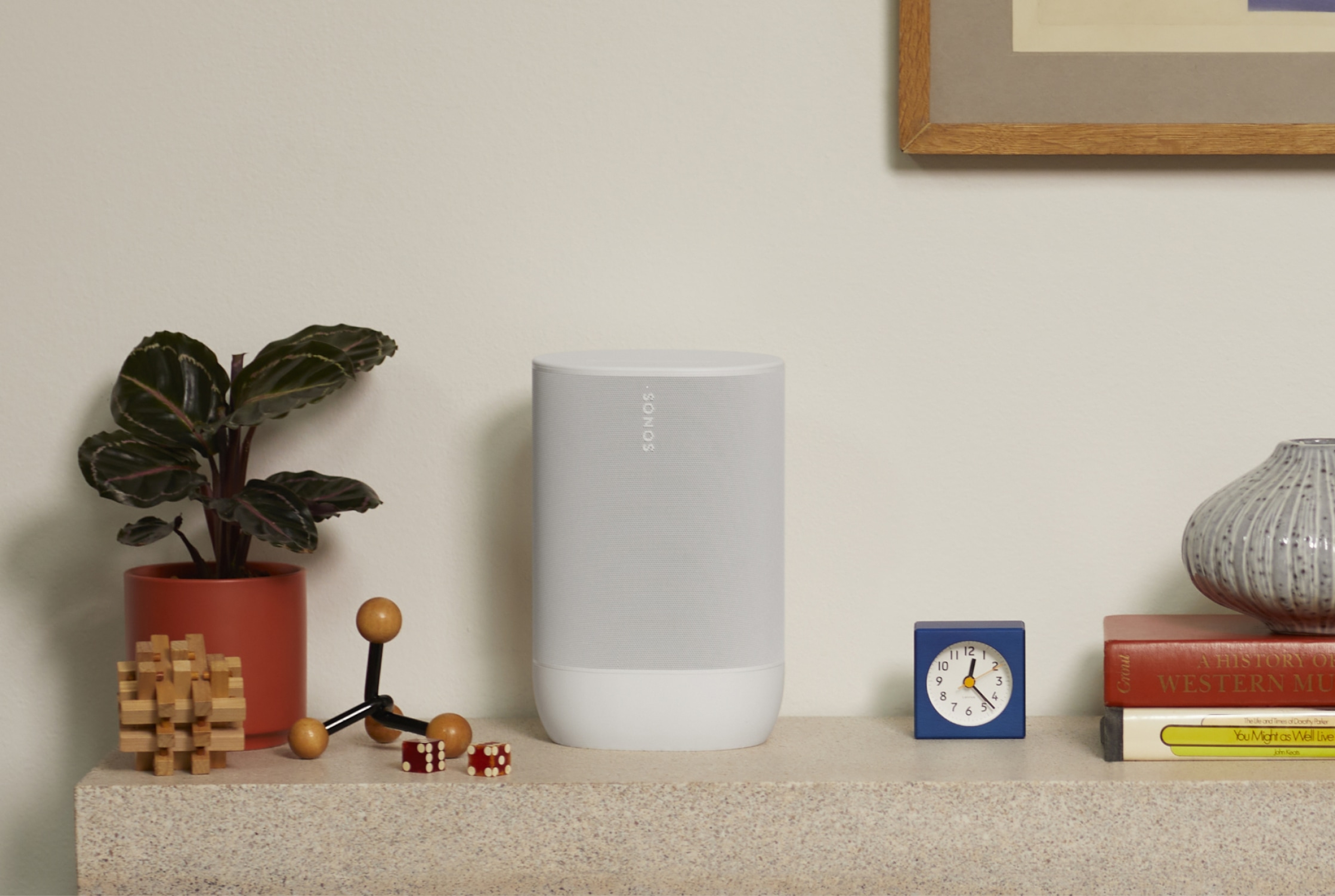 Obraz Sonos Move 2 w kolorze białym na kredensie, obok rośliny