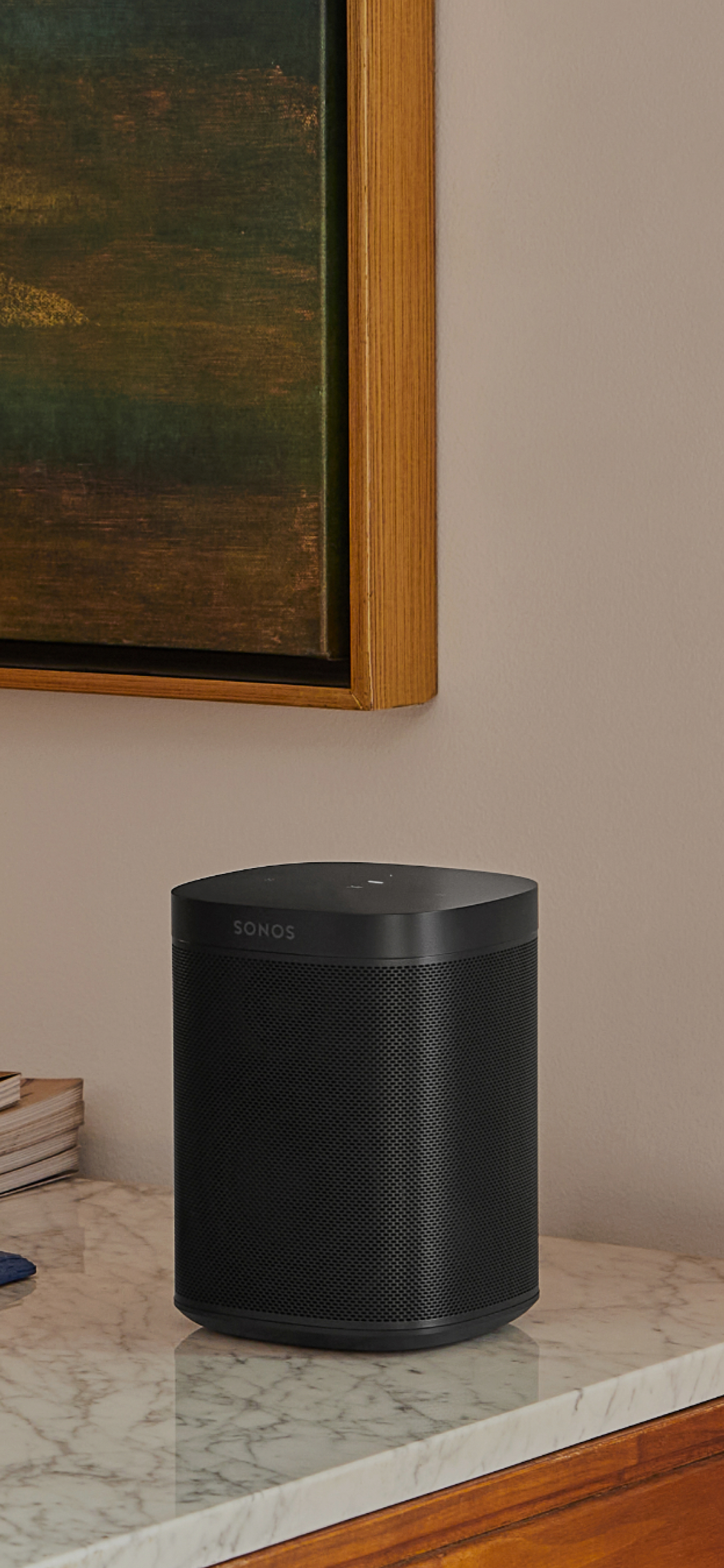 Sonos One noir sur un bureau en marbre