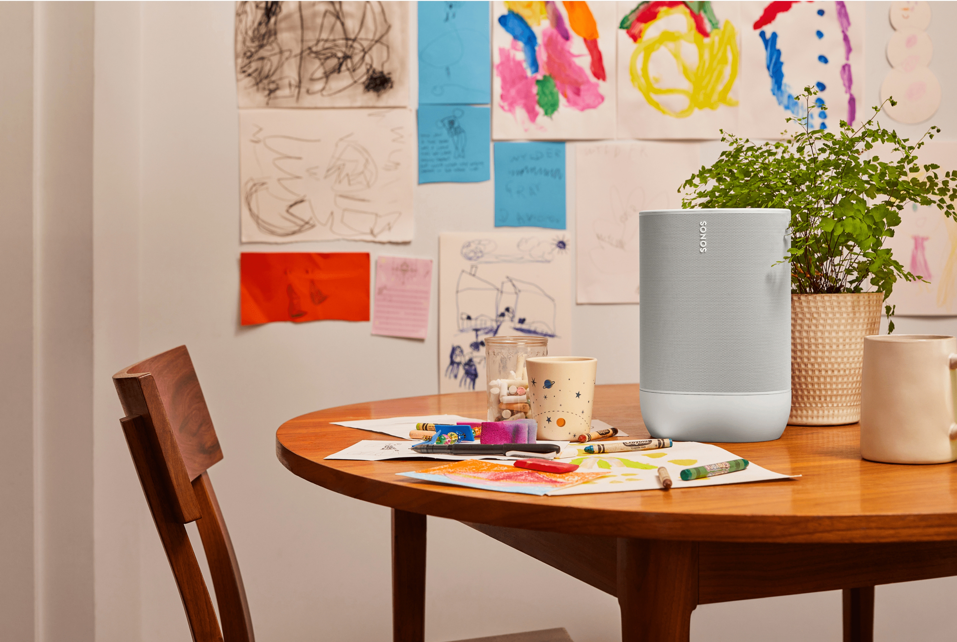 テーブルの上にあるSonos Move（ホワイト）とクレヨン