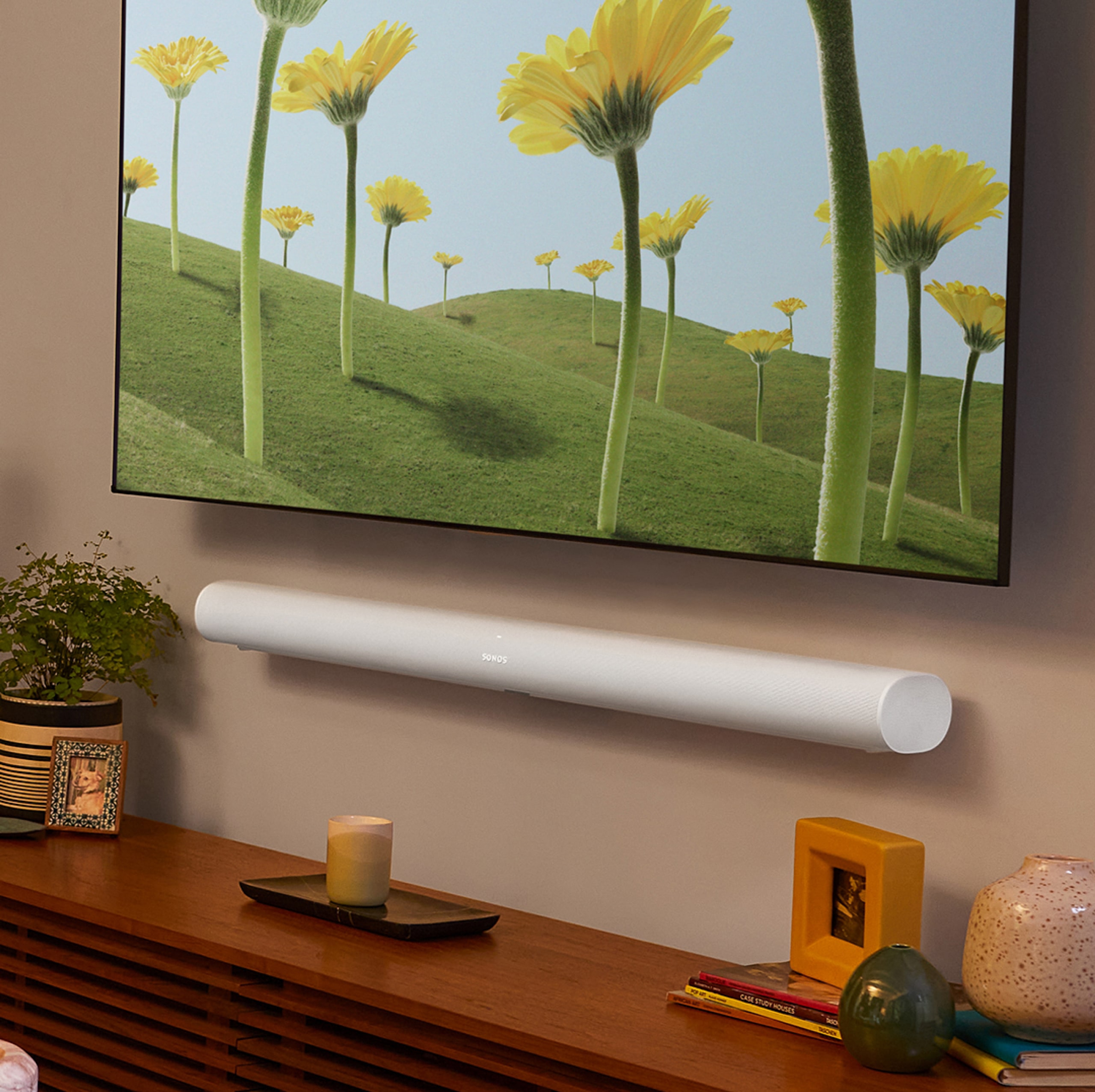 Vit Sonos Arc monterad under en tv