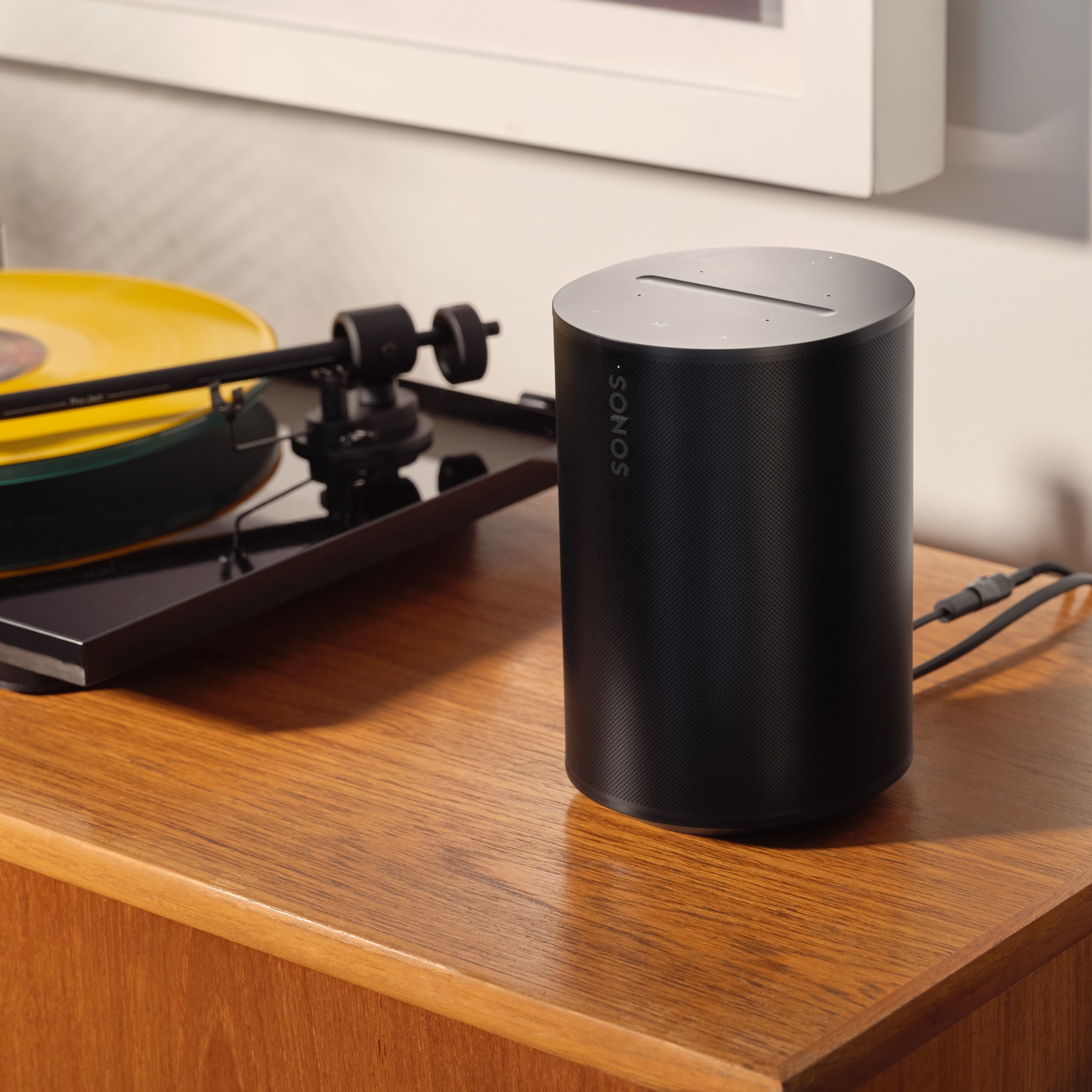 Utilisation de l'entrée ligne d'une enceinte Sonos Era 100 noire pour écouter des disques sur une platine vinyle