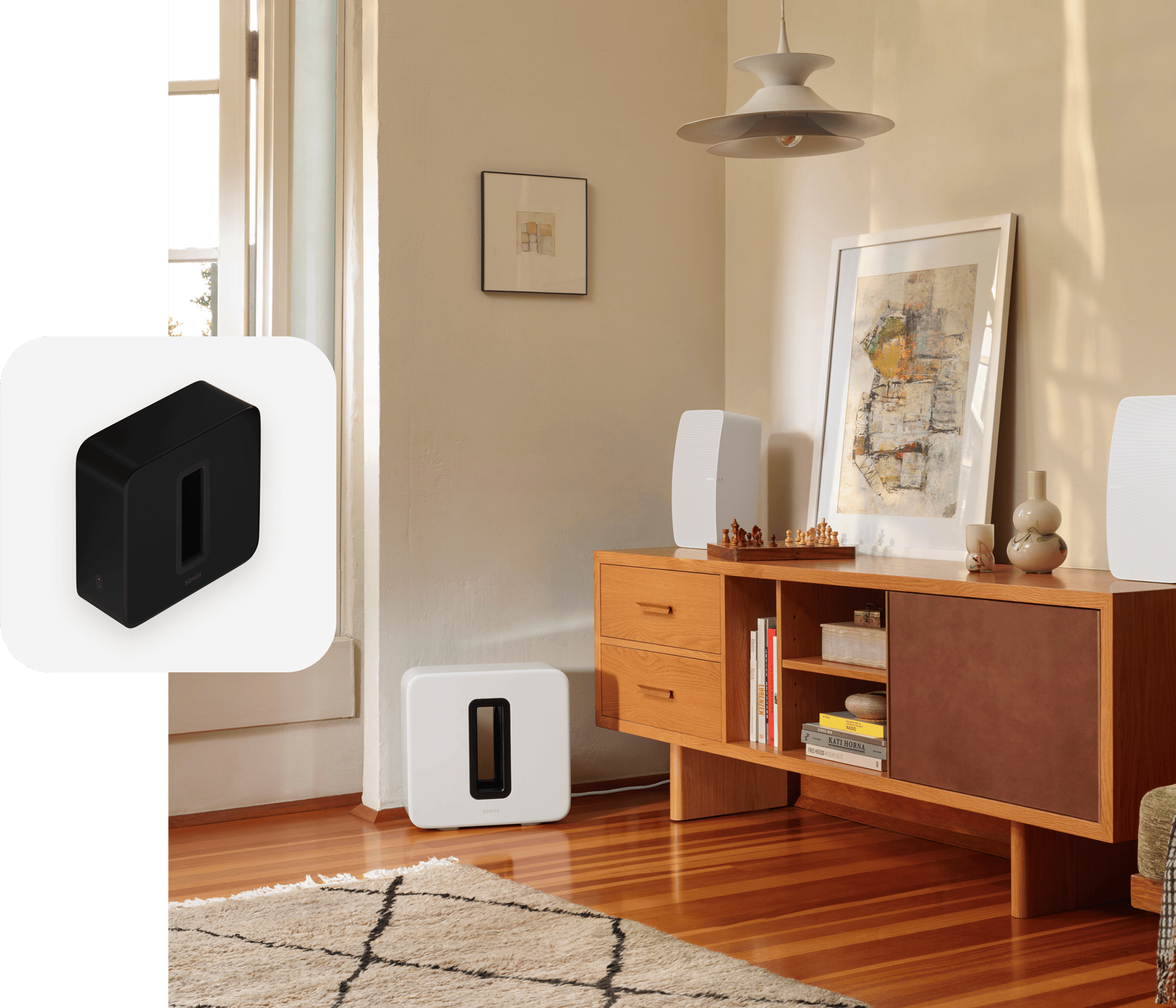 Sub (Gen. 3) in Weiß neben einer Anrichte mit zwei Sonos Five in Weiß