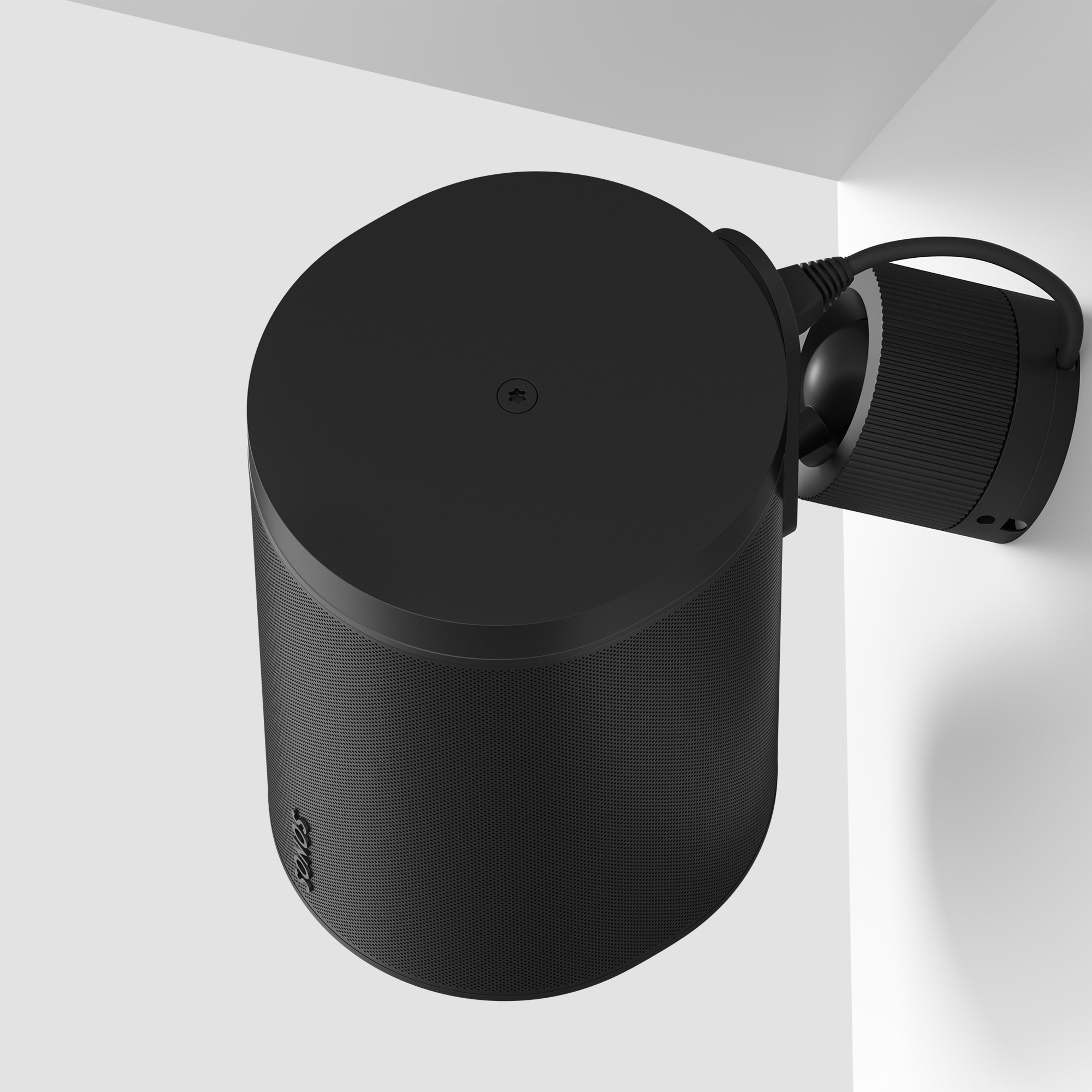 Czarny głośnik Sonos Era 100 Pro zamontowany do ściany pod kątem