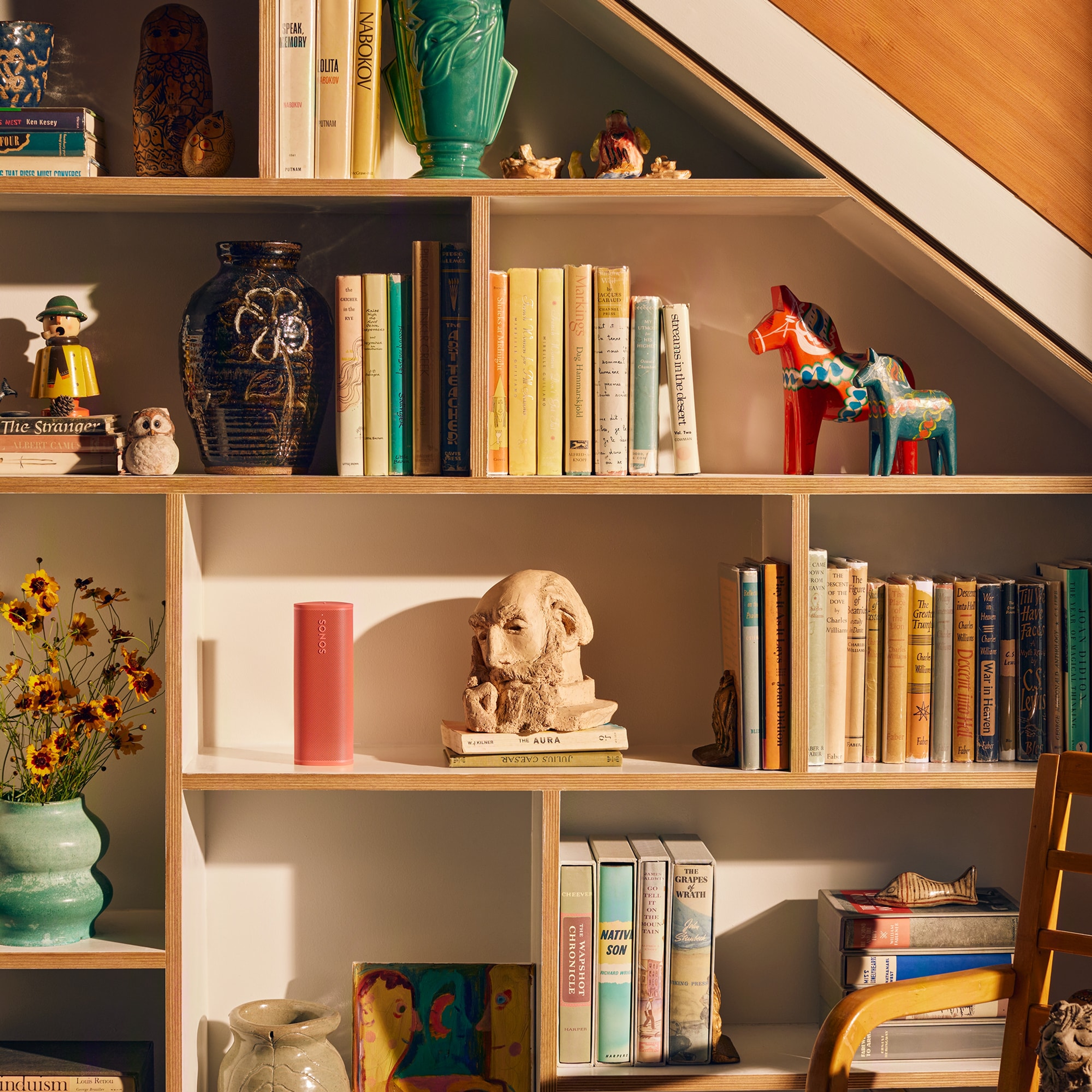 Roam 2 in Rot auf einem Bücherregal