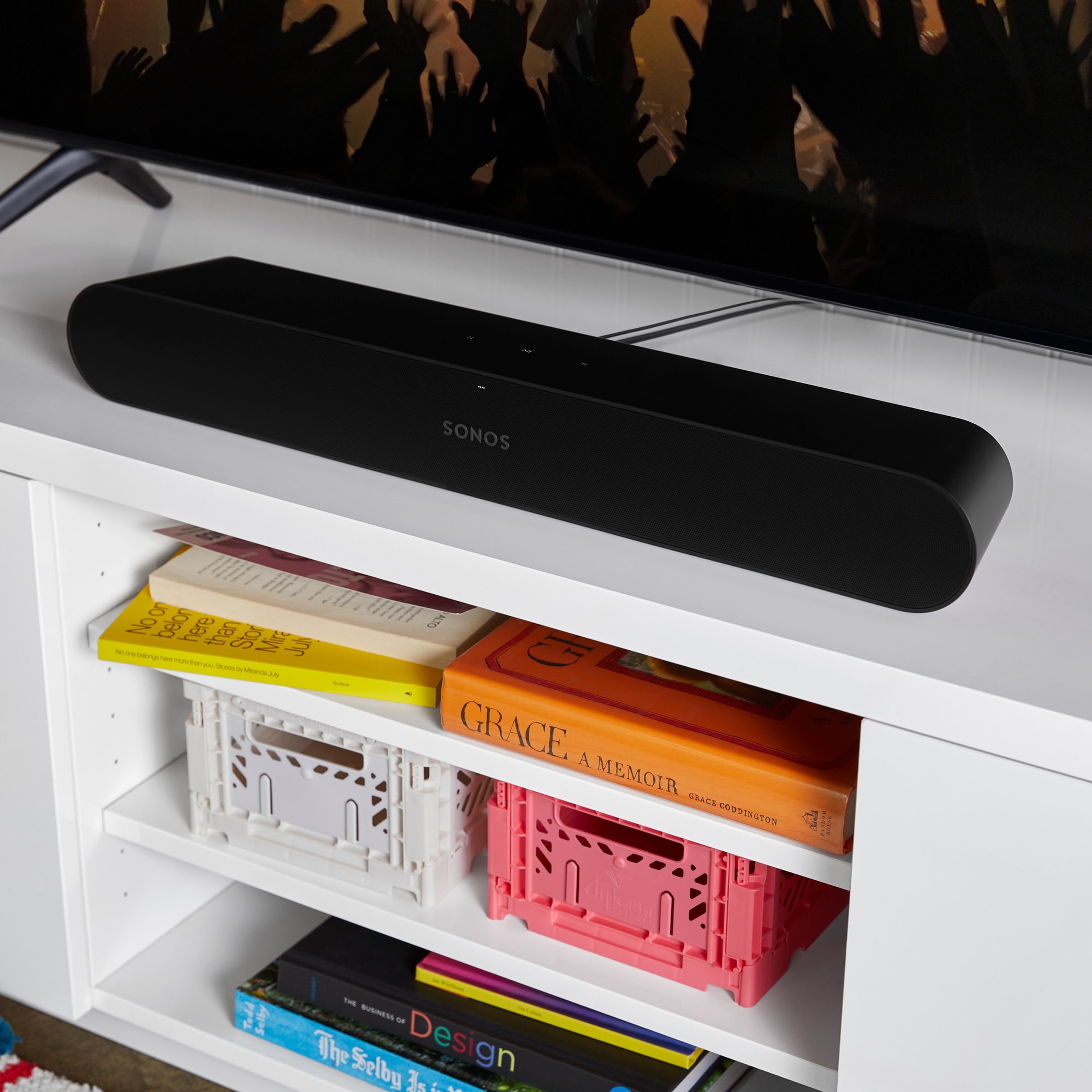 El tamaño compacto de Ray es perfecto para espacios o muebles de TV más reducidos