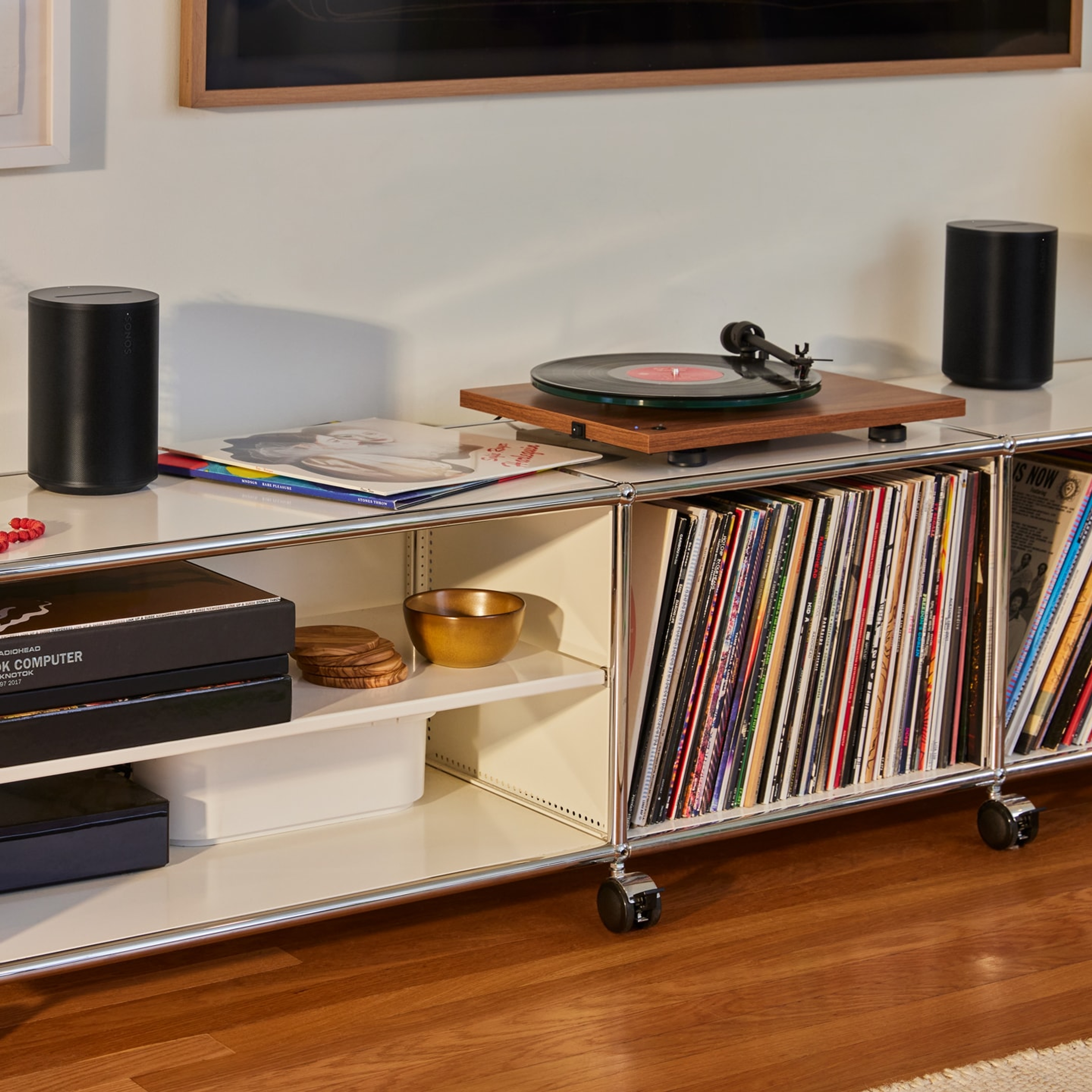 Un par de bocinas Sonos Era 100 SL en color negro reproducen audio de una tornamesa