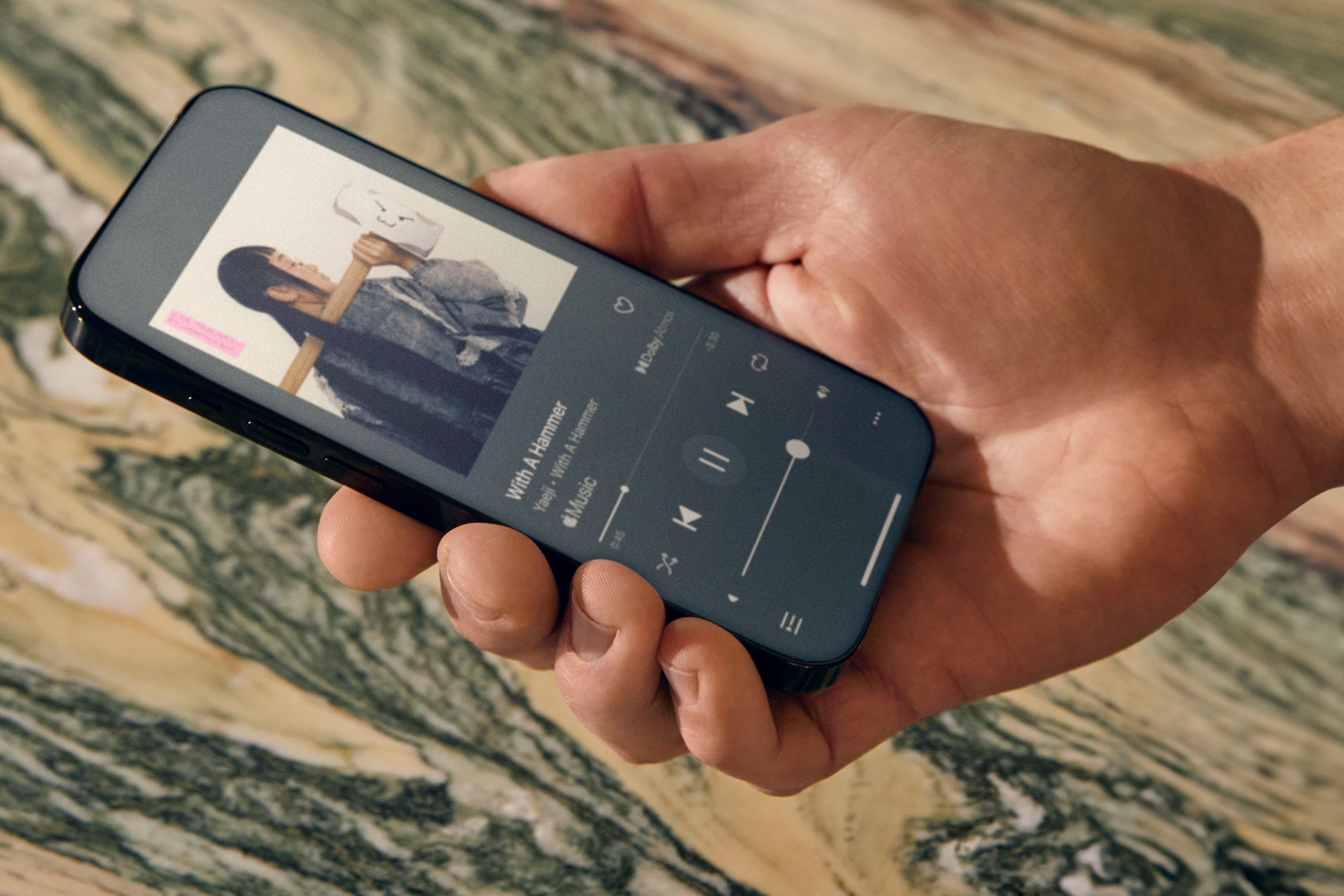 Una persona que usa la app Sonos