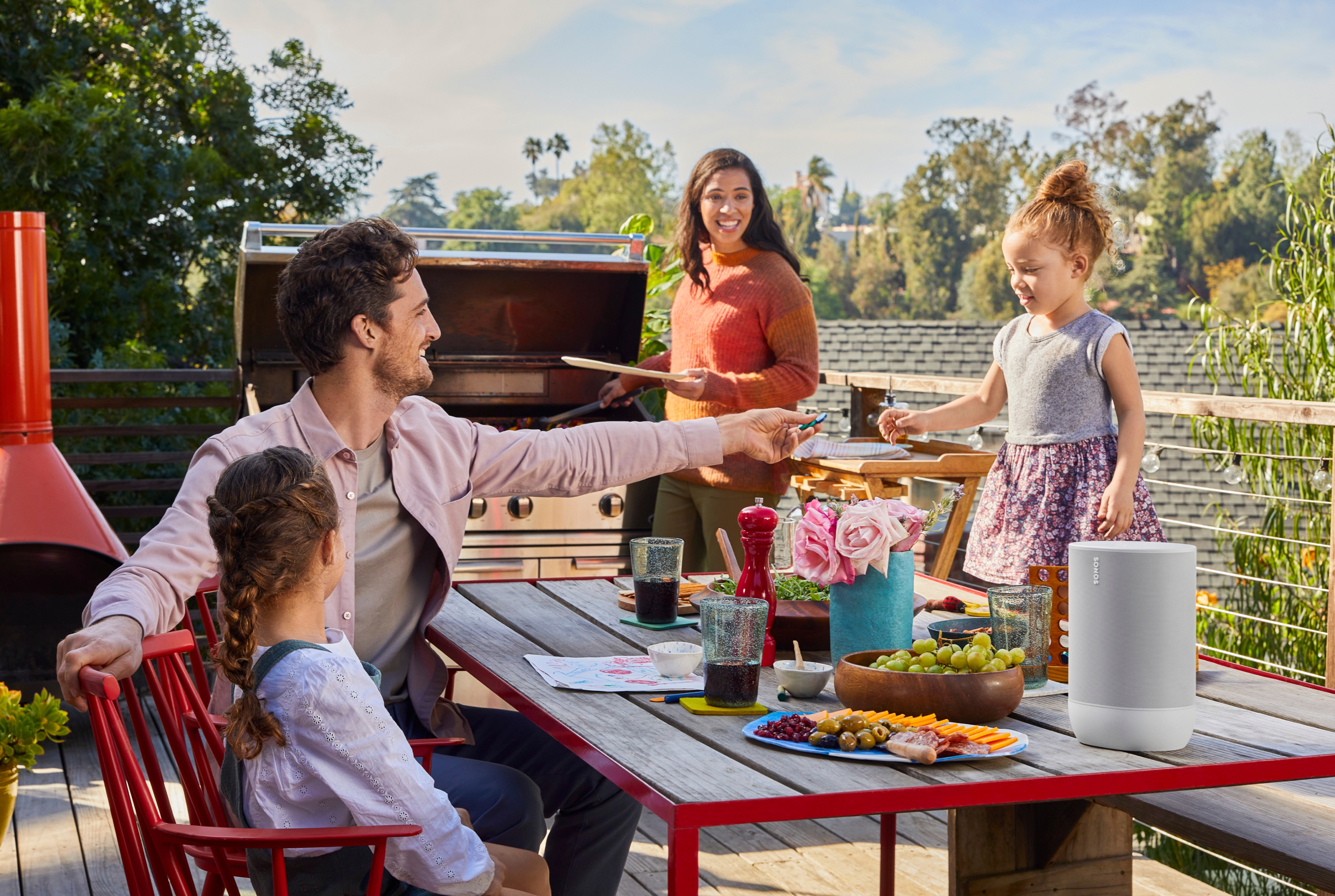 BBQを楽しむ家族とSonos Move(ホワイト)