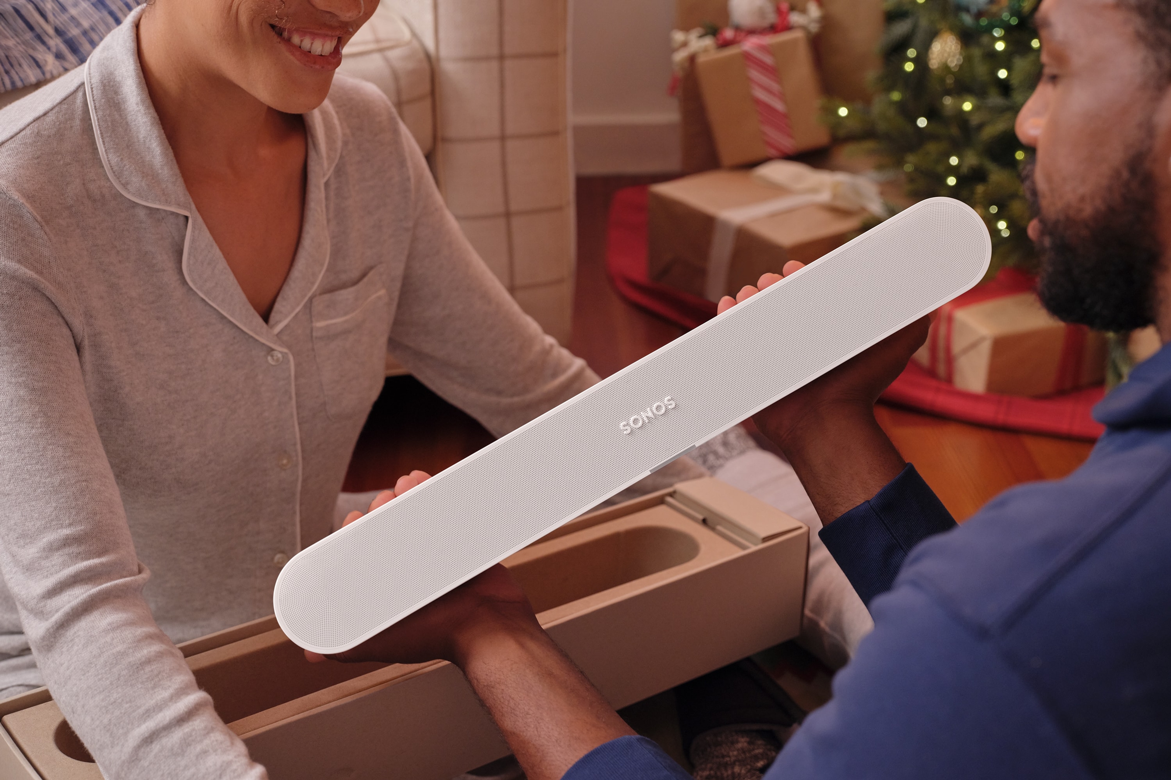 Dos personas desempacando una Sonos Ray en blanco