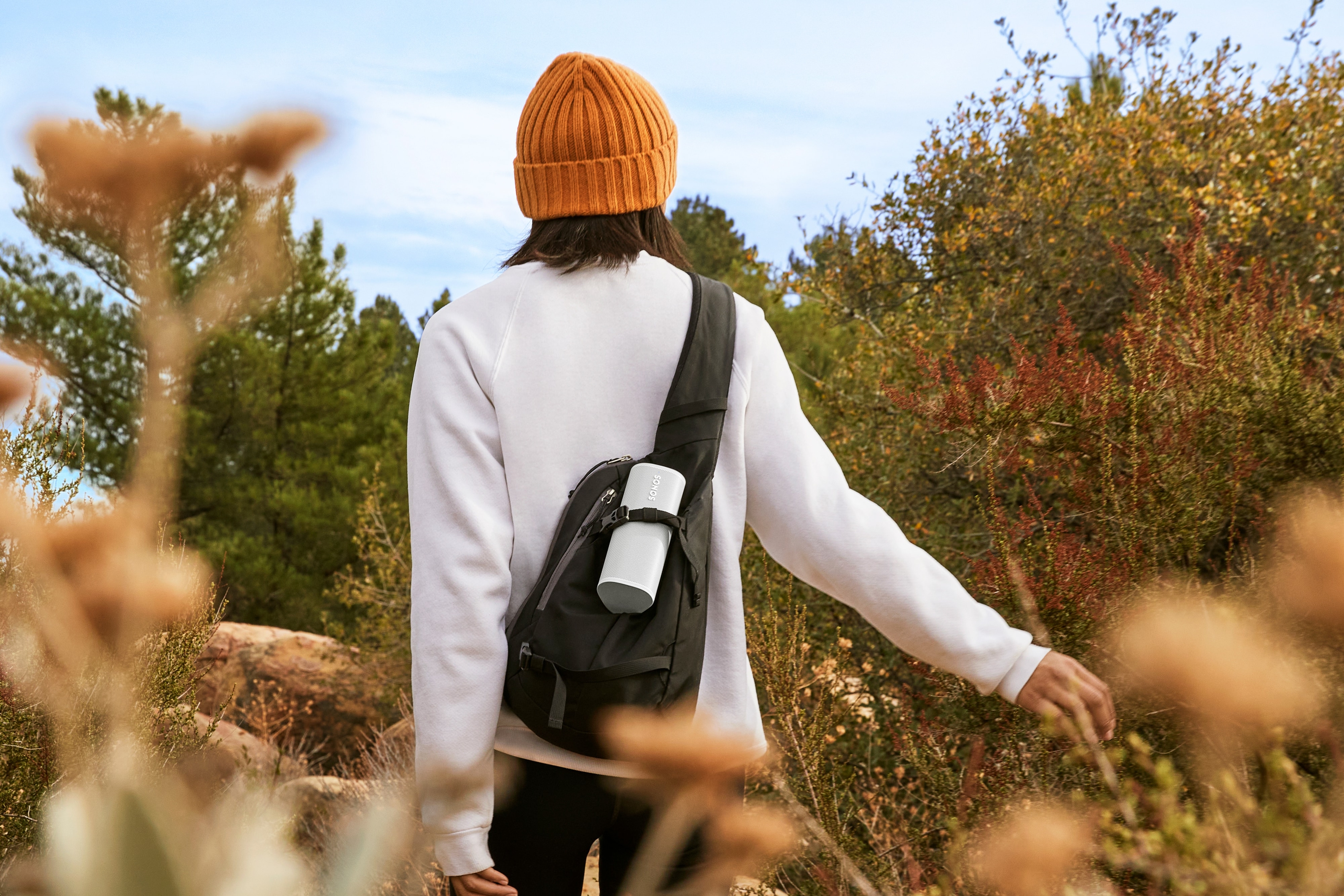 Roam 2 in Weiß auf einem Rucksack im Freien