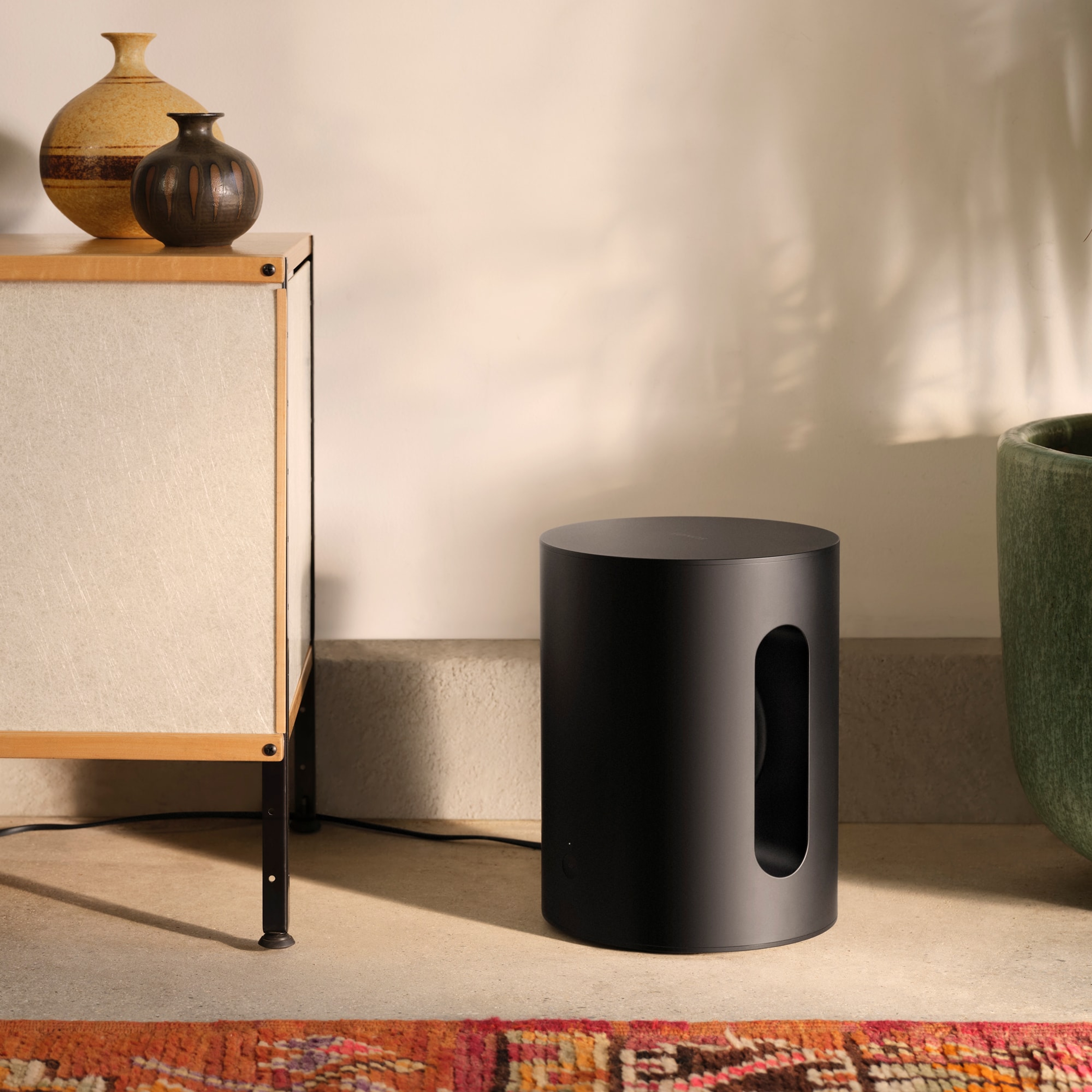 El elegante diseño de Sub Mini se ve increíble en tu casa con tus muebles y tu decoración