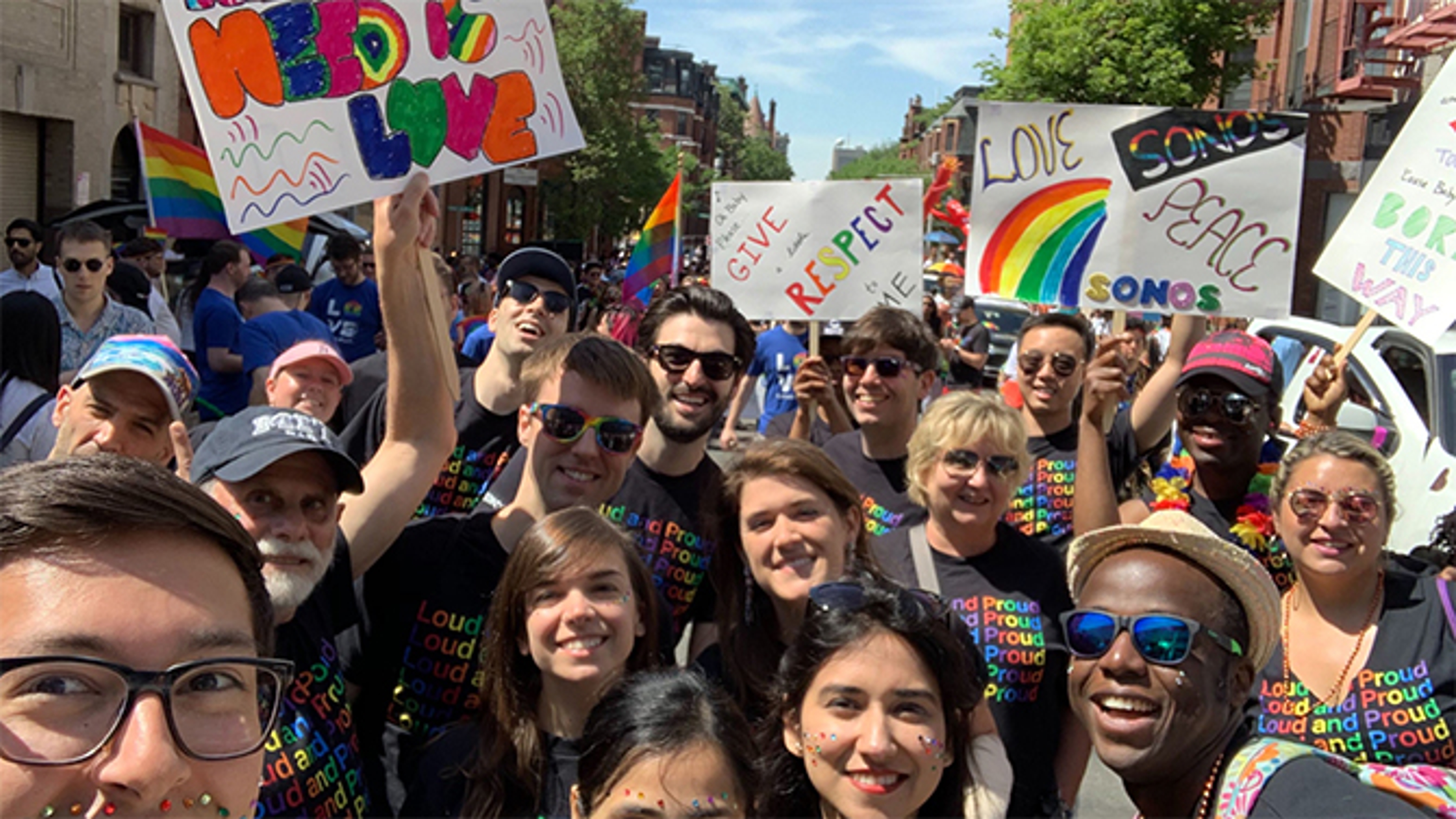 Des employés Sonos lors d'un événement Pride