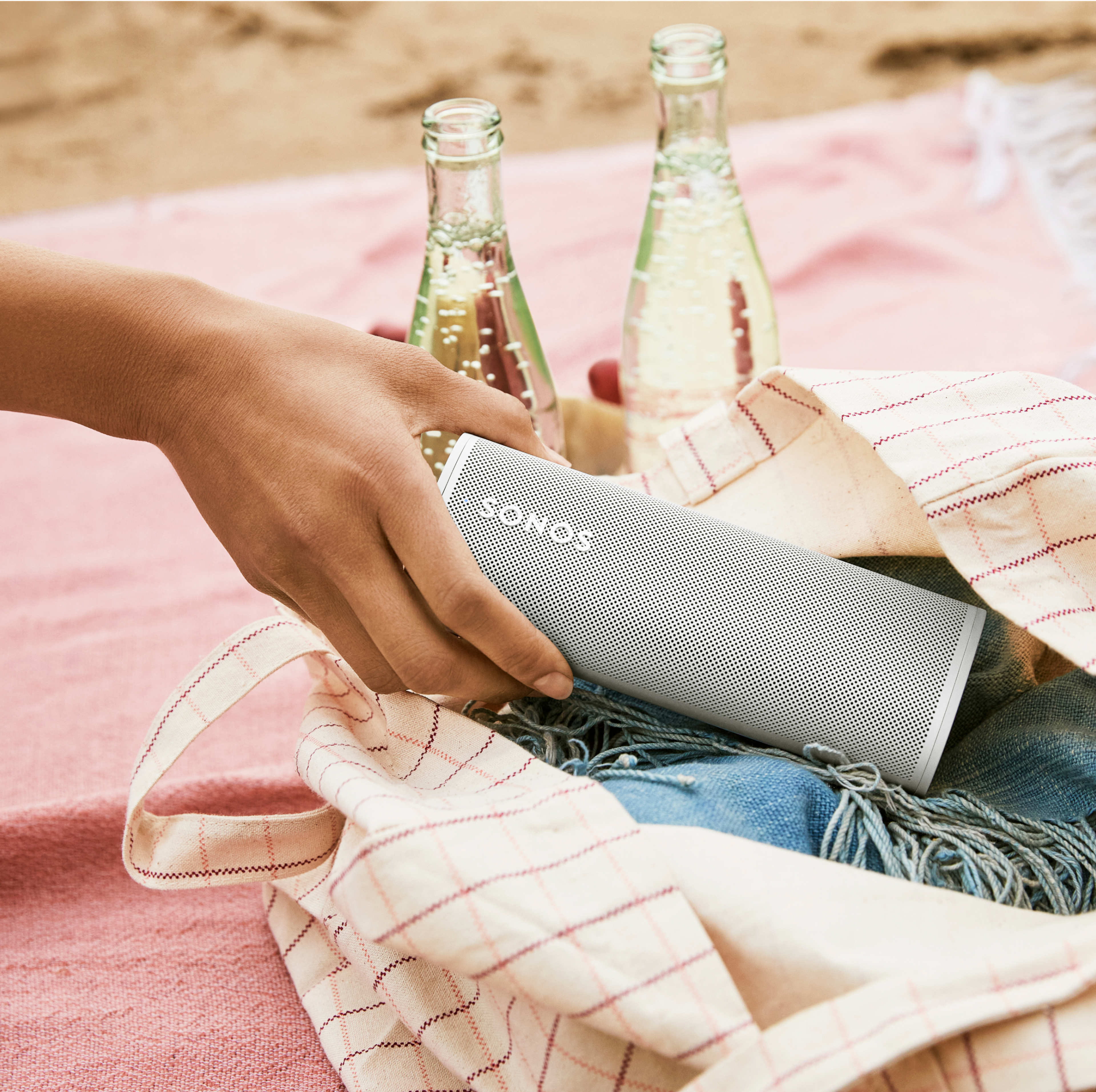 Roam en Lunar White en la playa