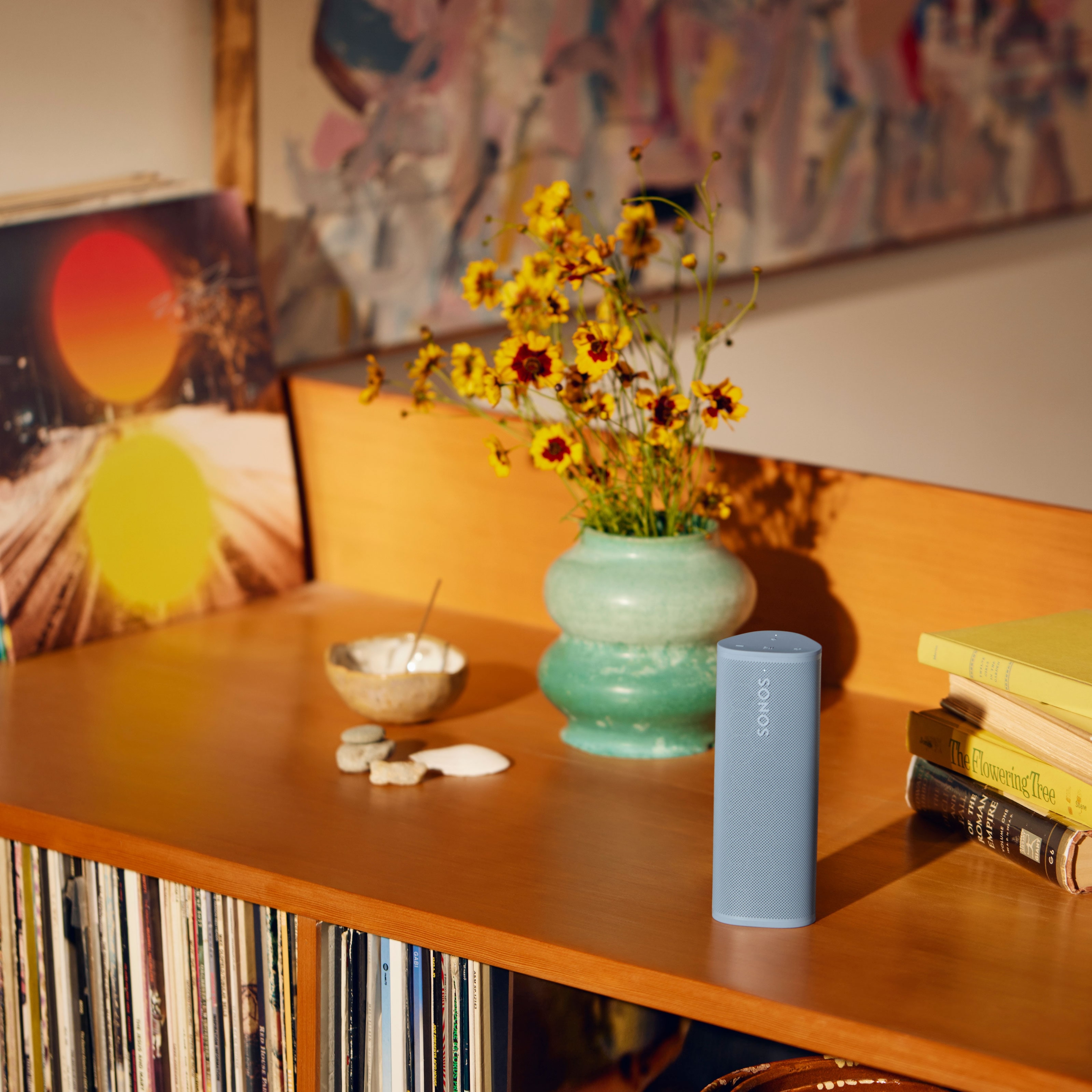 Enceinte Wave Roam 2 sur un buffet