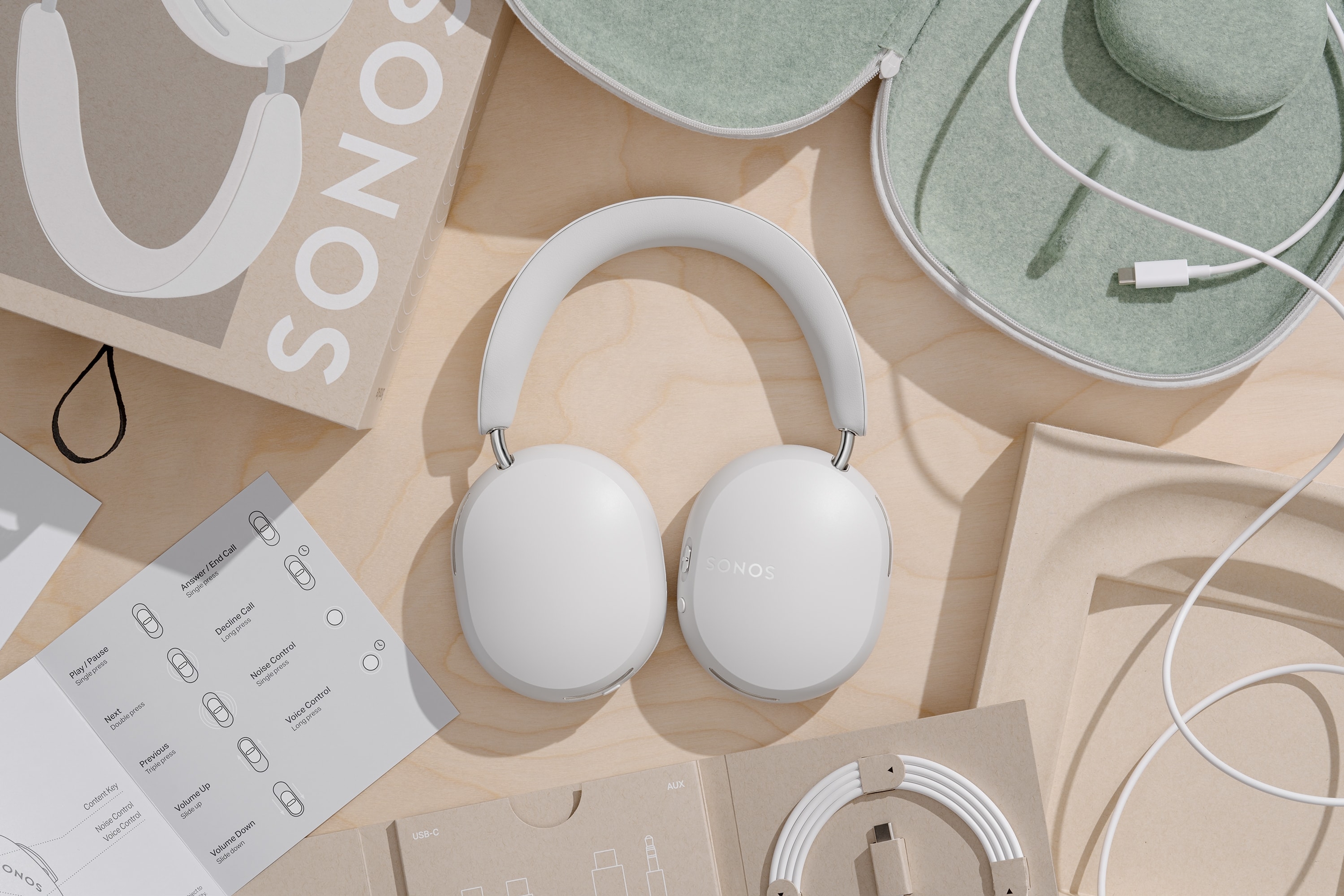 Desempacando audífonos Sonos Ace en blanco