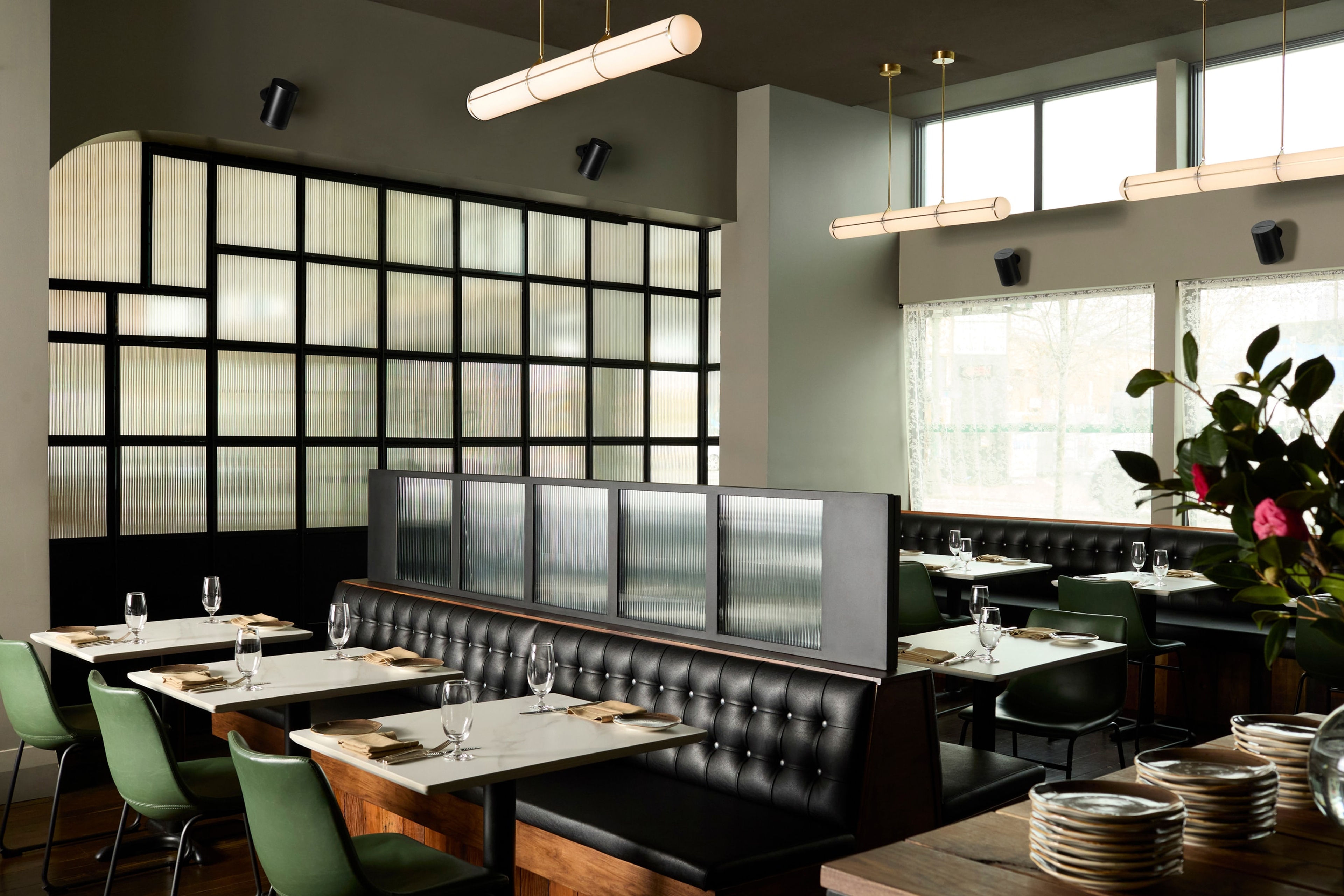 Wnętrze restauracji z zamontowanymi do ściany głośnikami Era 100 Pro