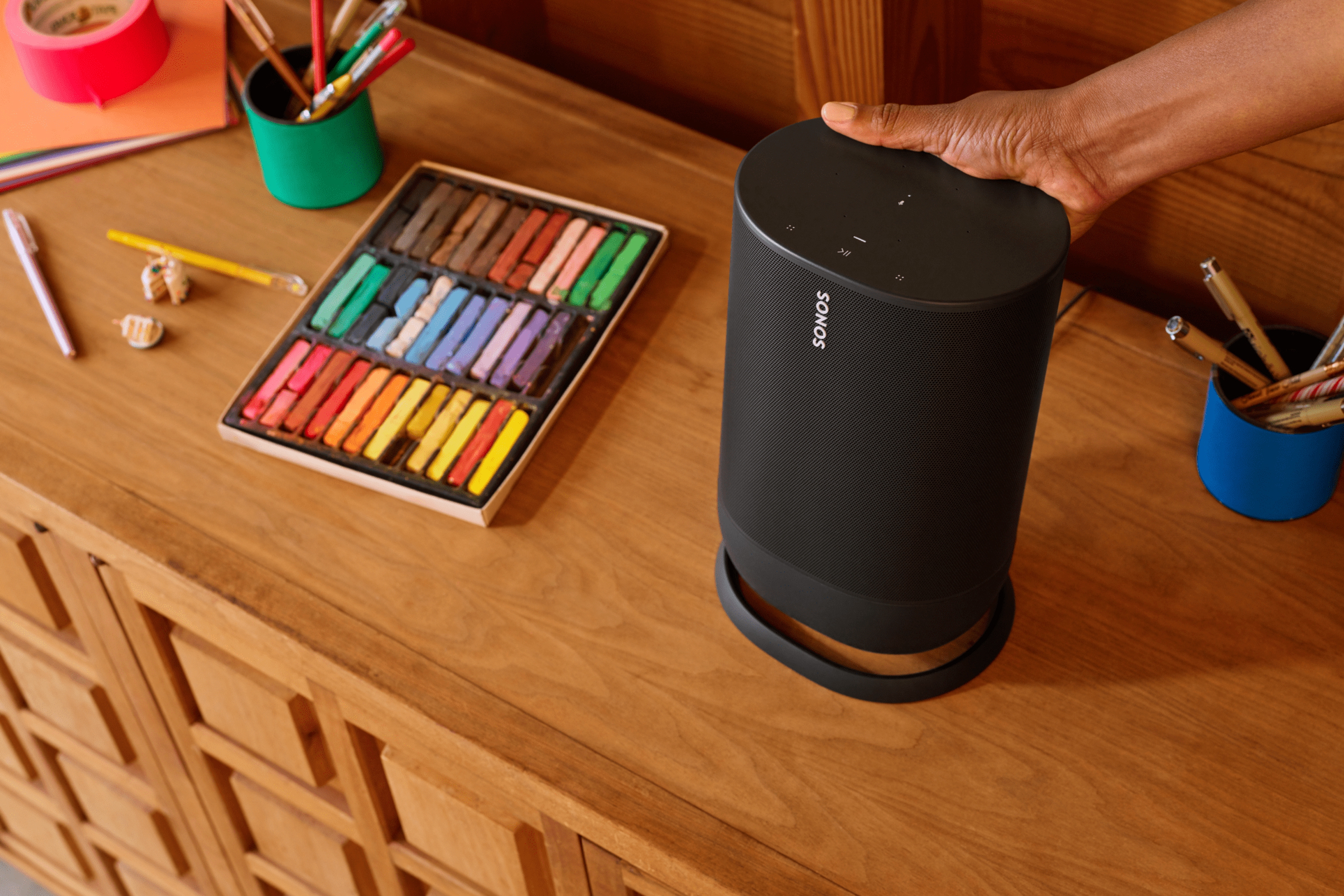 テーブルの上にあるSonos Move(ブラック)とオイルパステル