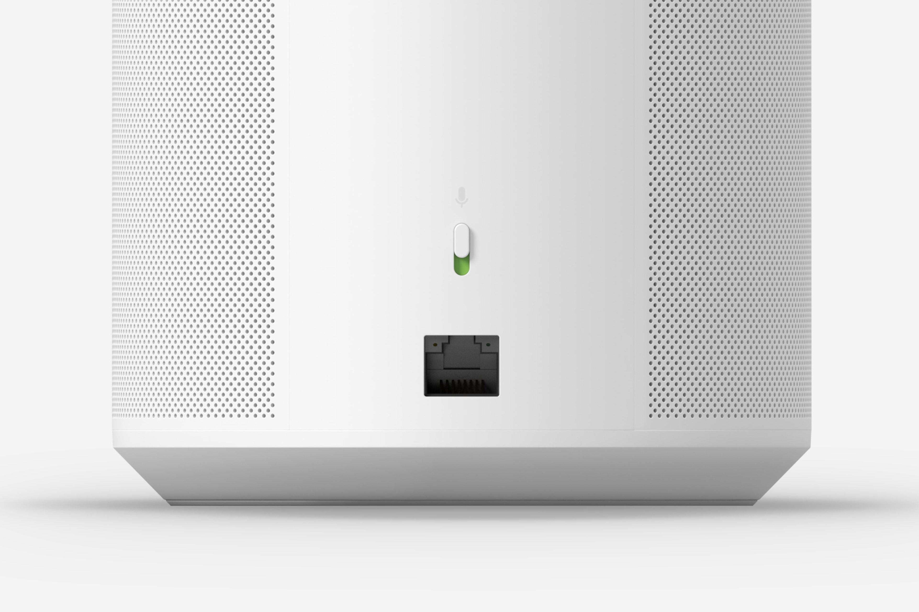 Zbliżenie na port Ethernet na białym głośniku Era 100 Pro