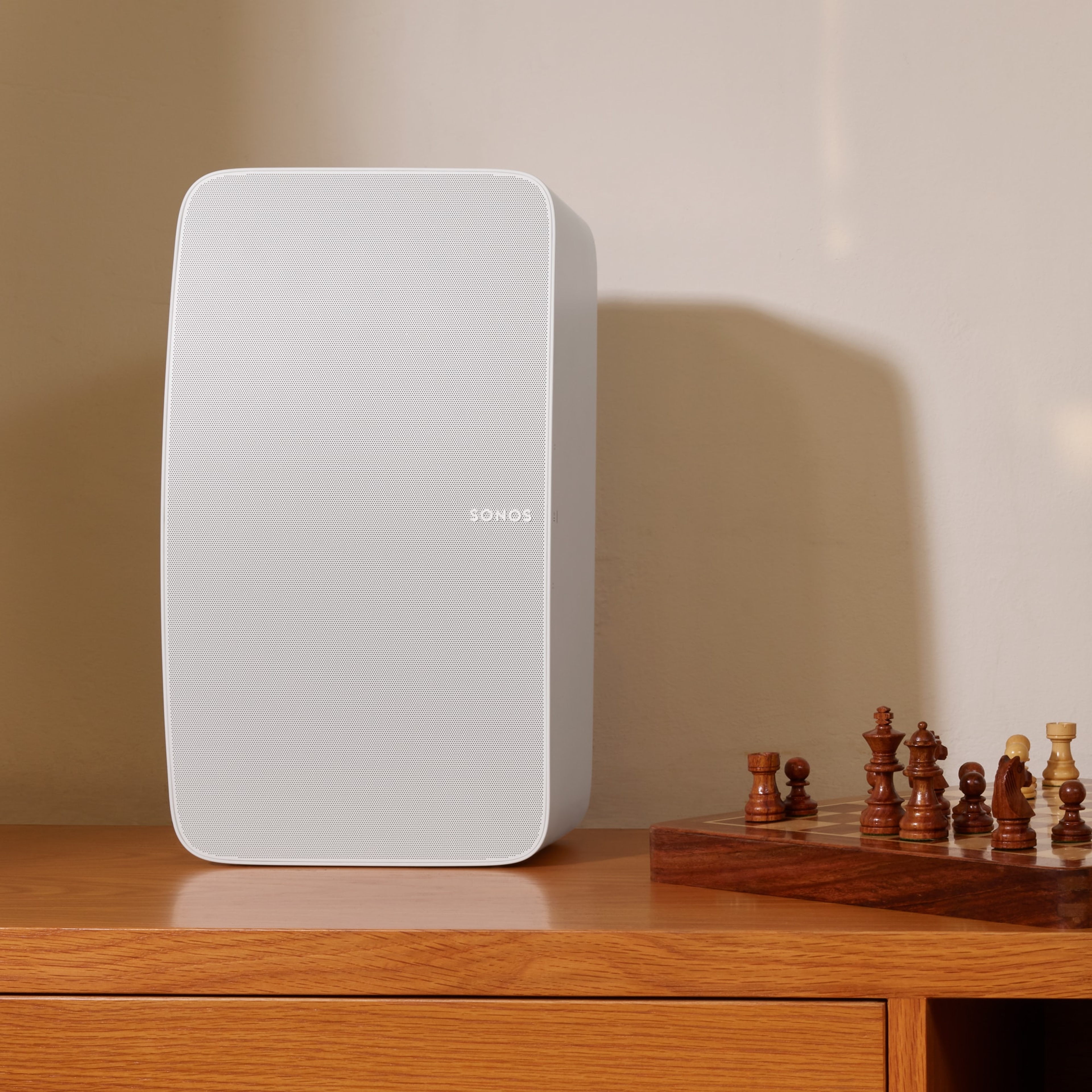 Ein vertikal positionierter Sonos Five in Weiß für kleinere Räume oder als Teil eines Stereo Paars
