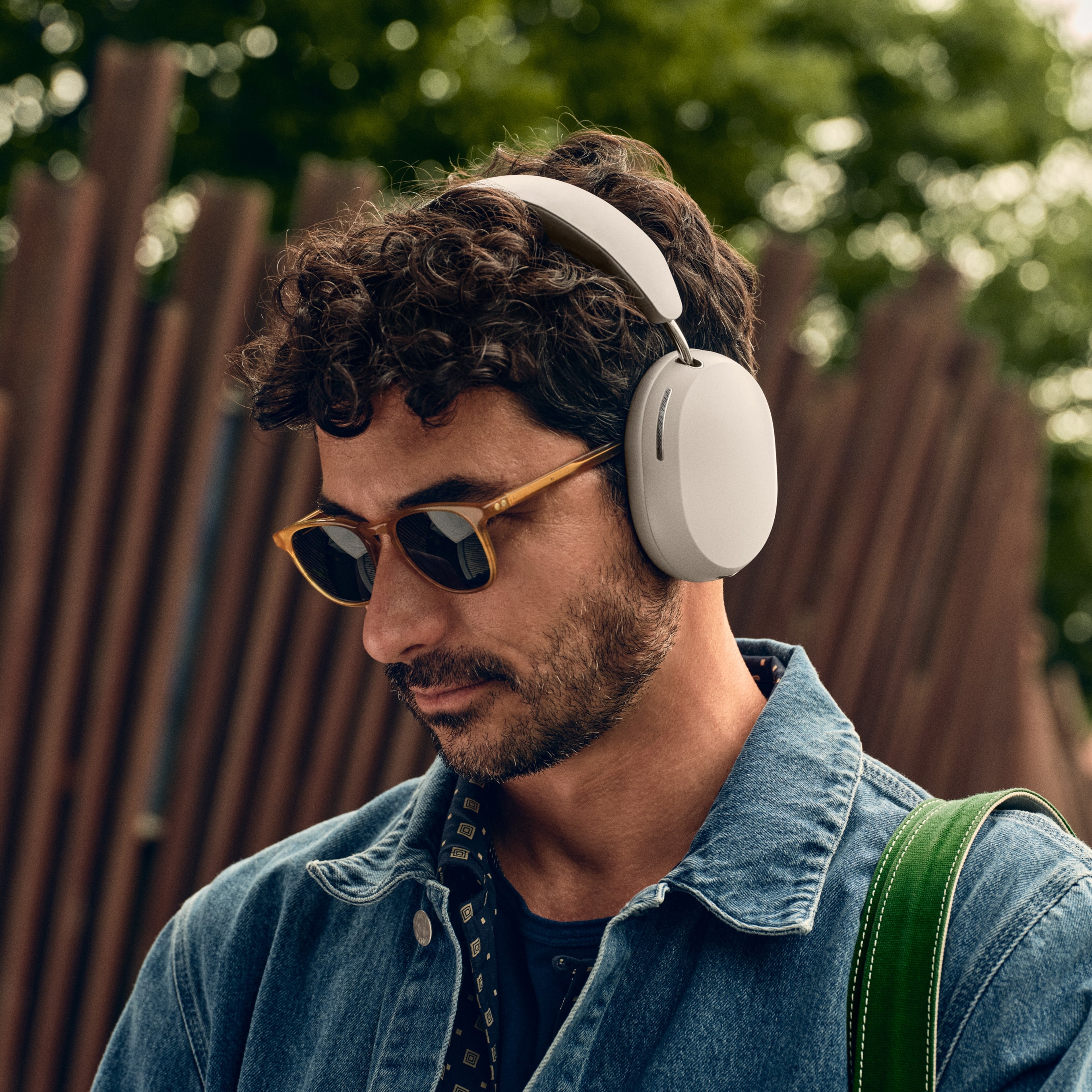 Une personne se promenant en écoutant de la musique avec un casque audio Sonos Ace blanc