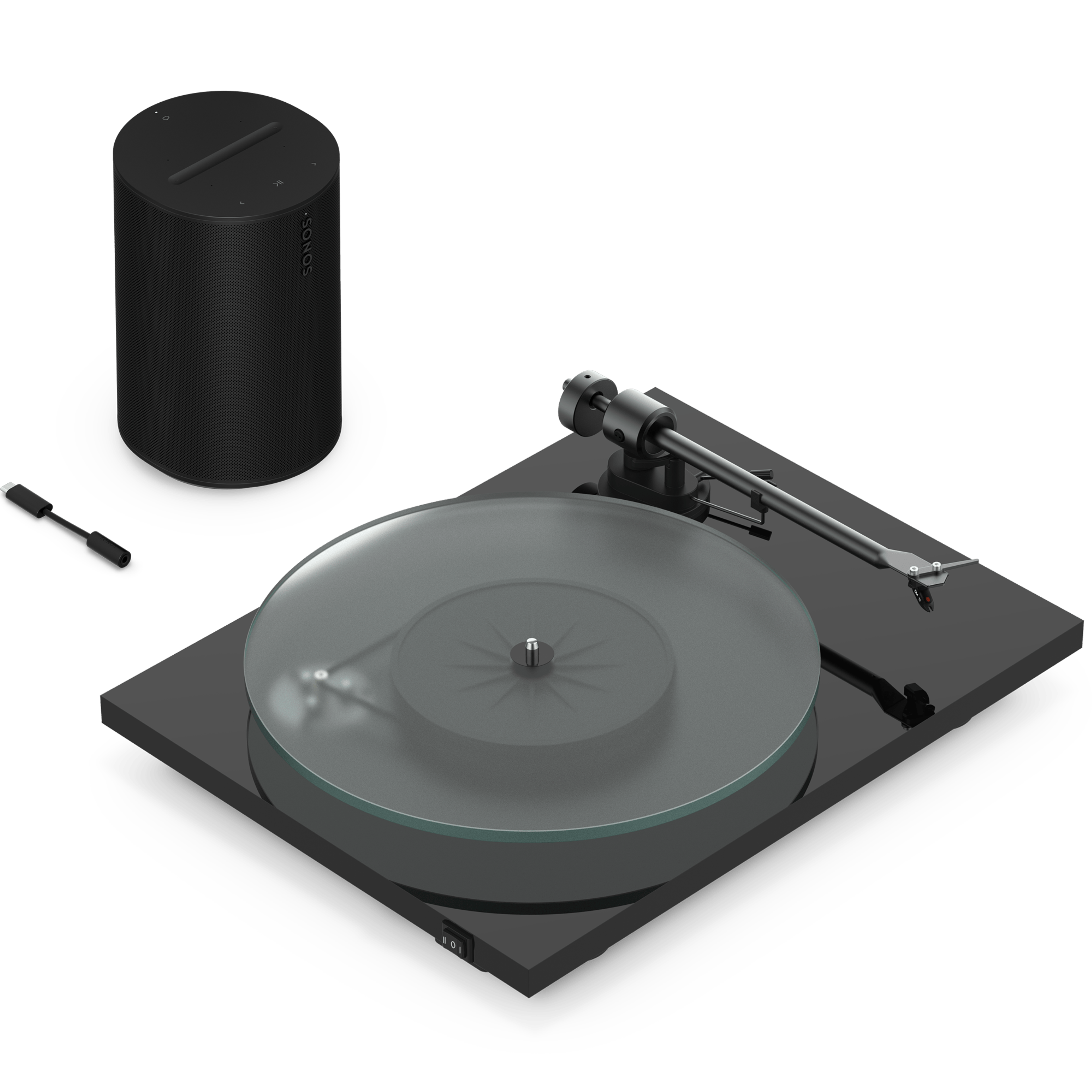 Vue en plongée de biais d'un Sonos Era 100 noir avec une platine vinyle Pro-Ject T1 Evo Phono noire et un adaptateur d'entrée Jack noir