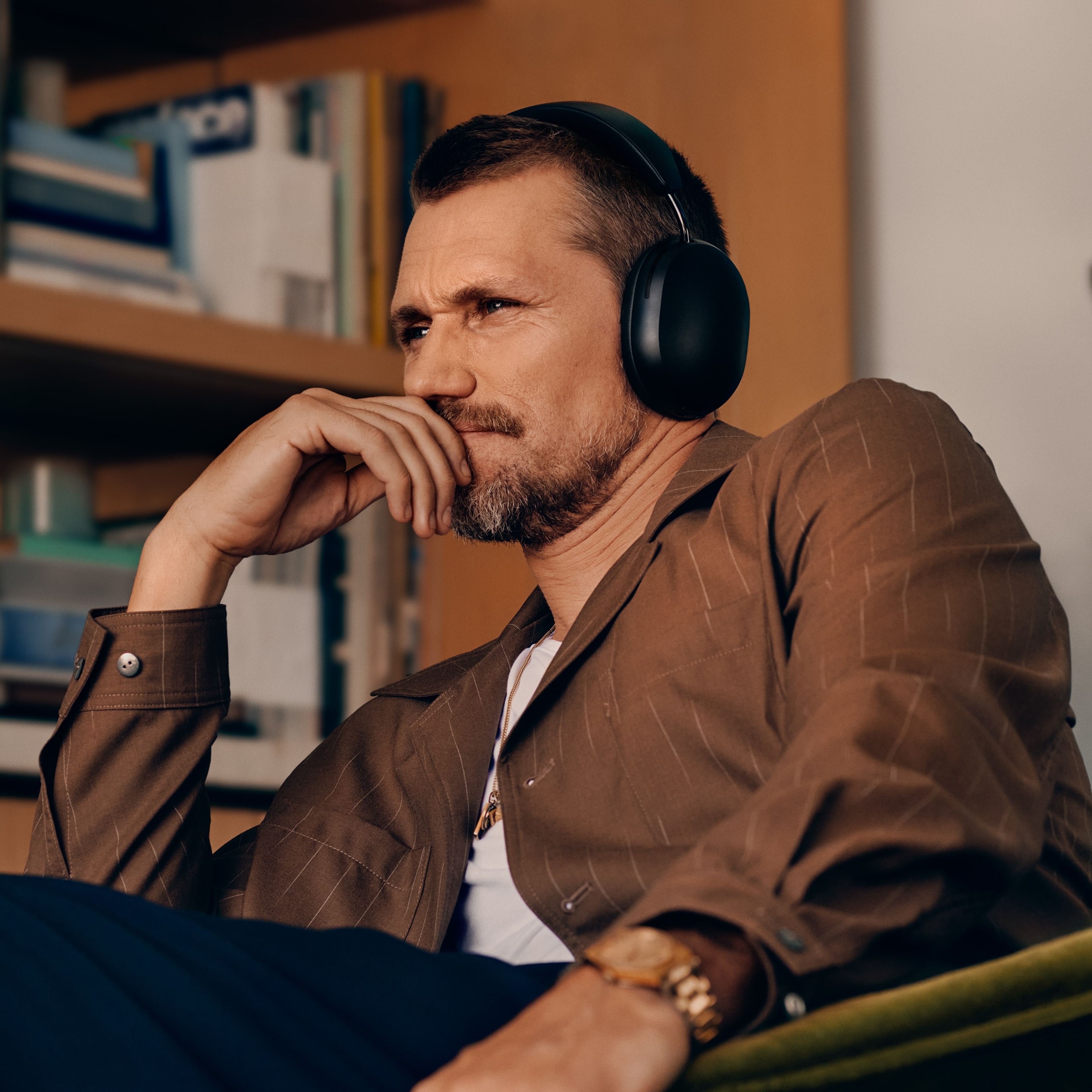 Osoba słuchająca muzyki w czarnych słuchawkach Sonos Ace