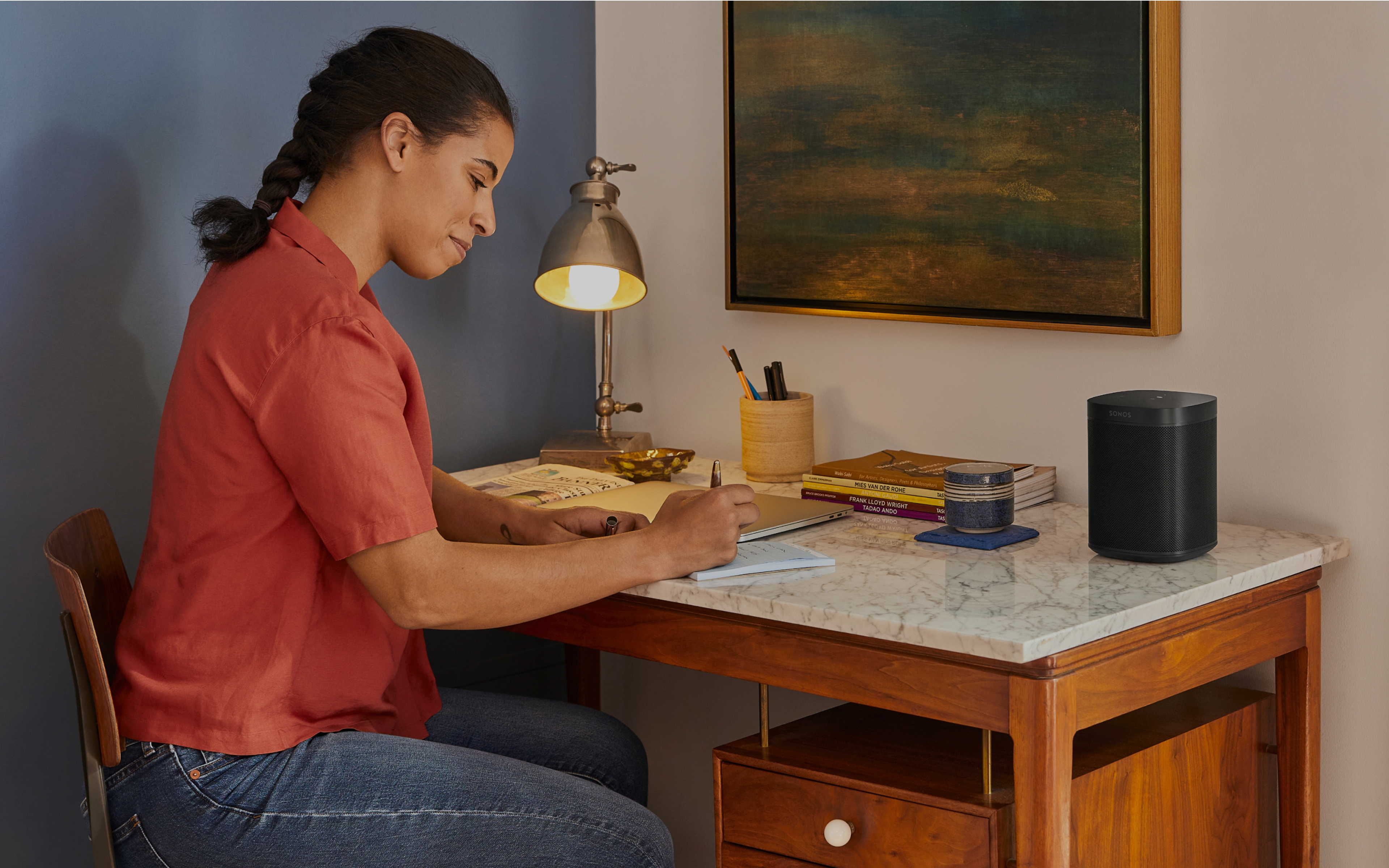 Sonos One noir sur un bureau en marbre