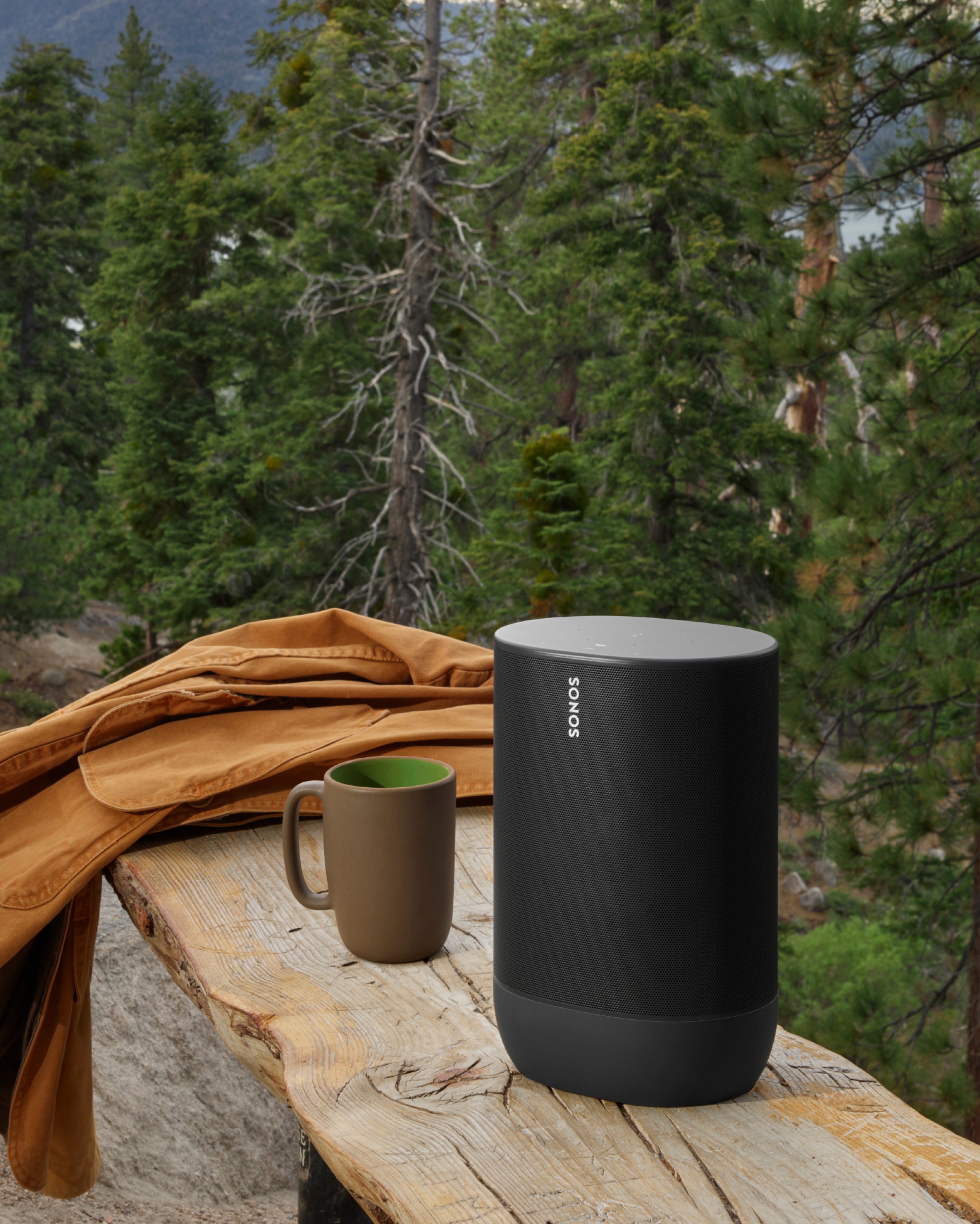 屋外のベンチにあるSonos Move(ブラック)