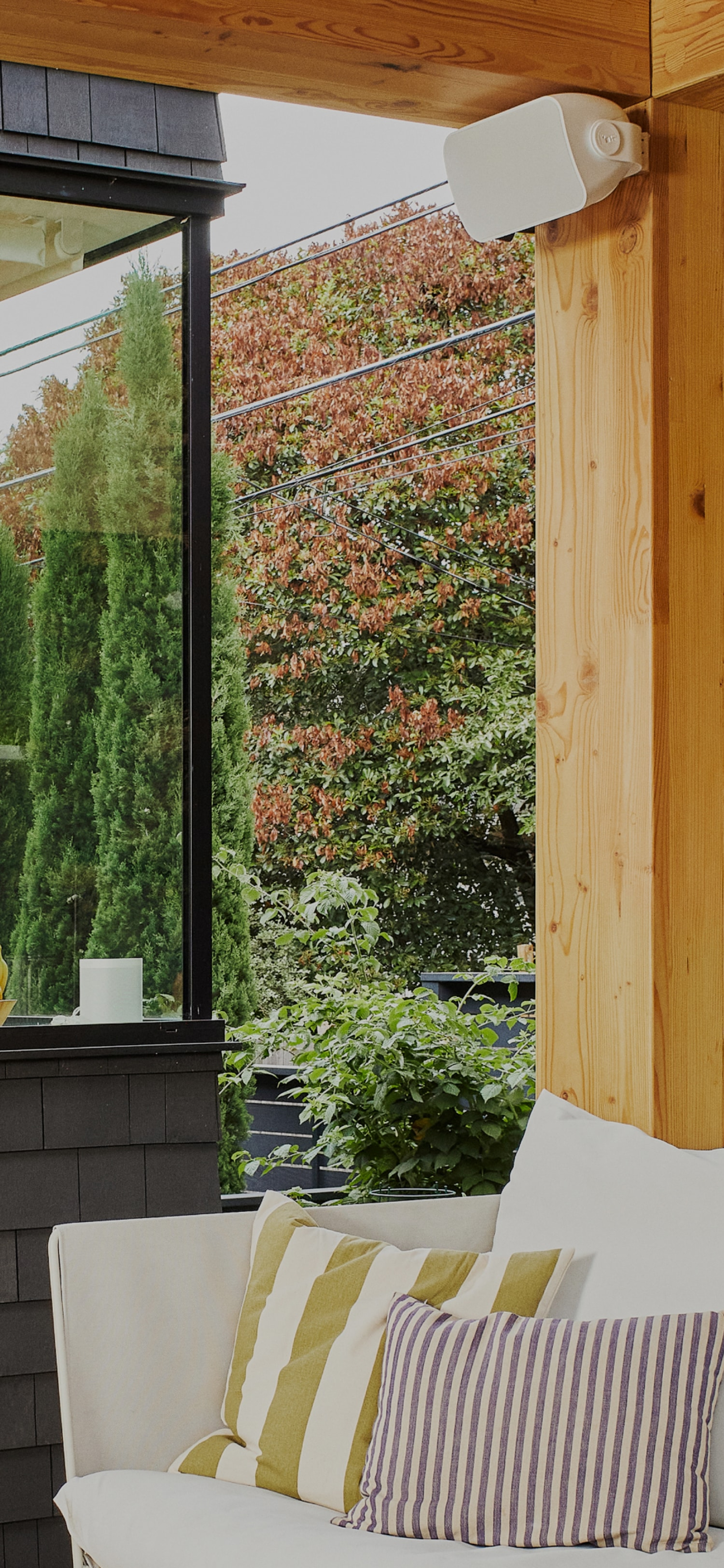 Unterhalb eines Vordachs einer Terrasse installierter Outdoor Speaker von Sonos und Sonance