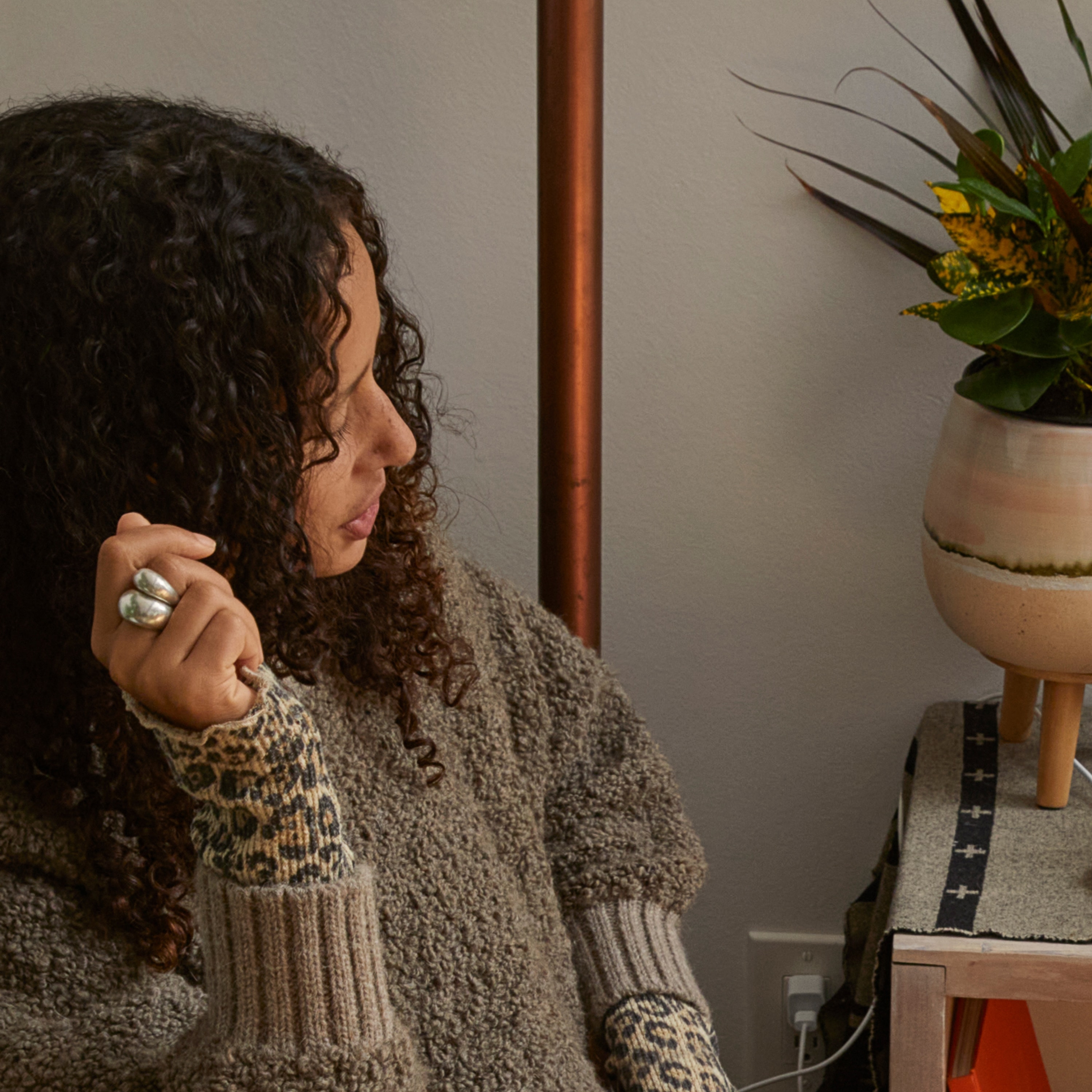 Femme utilisant des commandes vocales avec une enceinte Sonos