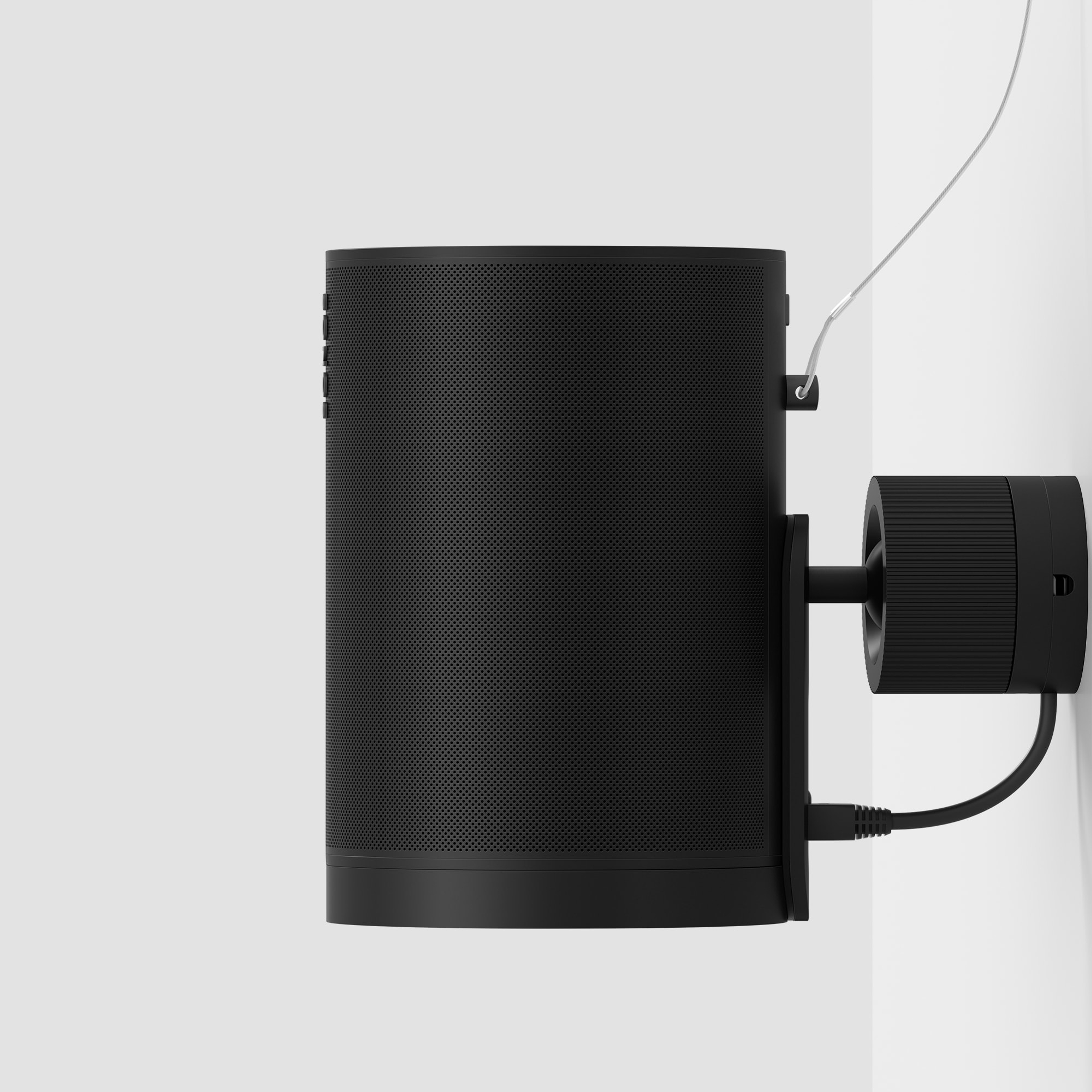 Czarny głośnik Sonos Era 100 Pro zamontowany do ściany, widok z boku
