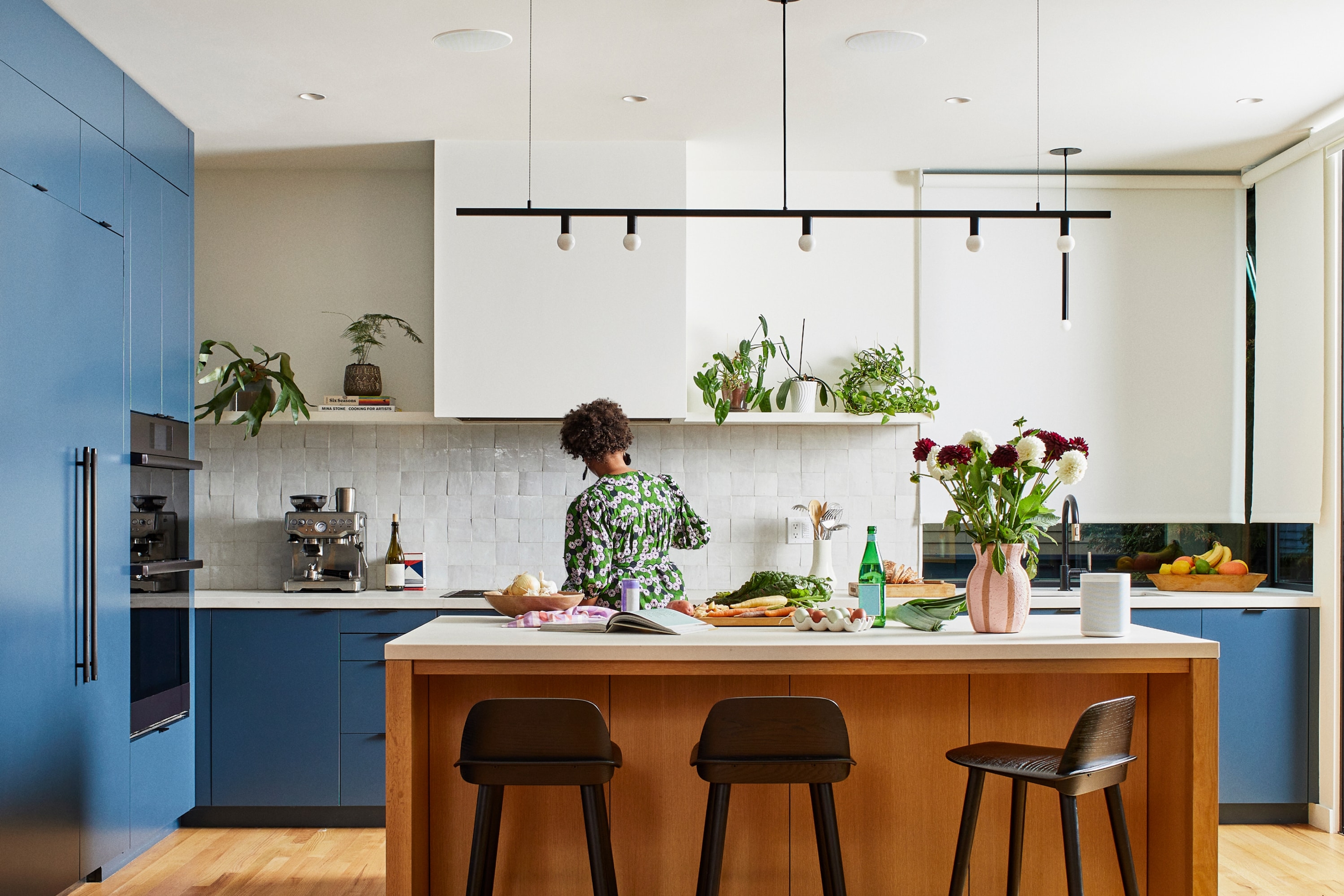 Altavoces In-Ceiling de Sonos y Sonance instalados encima de una isla de cocina