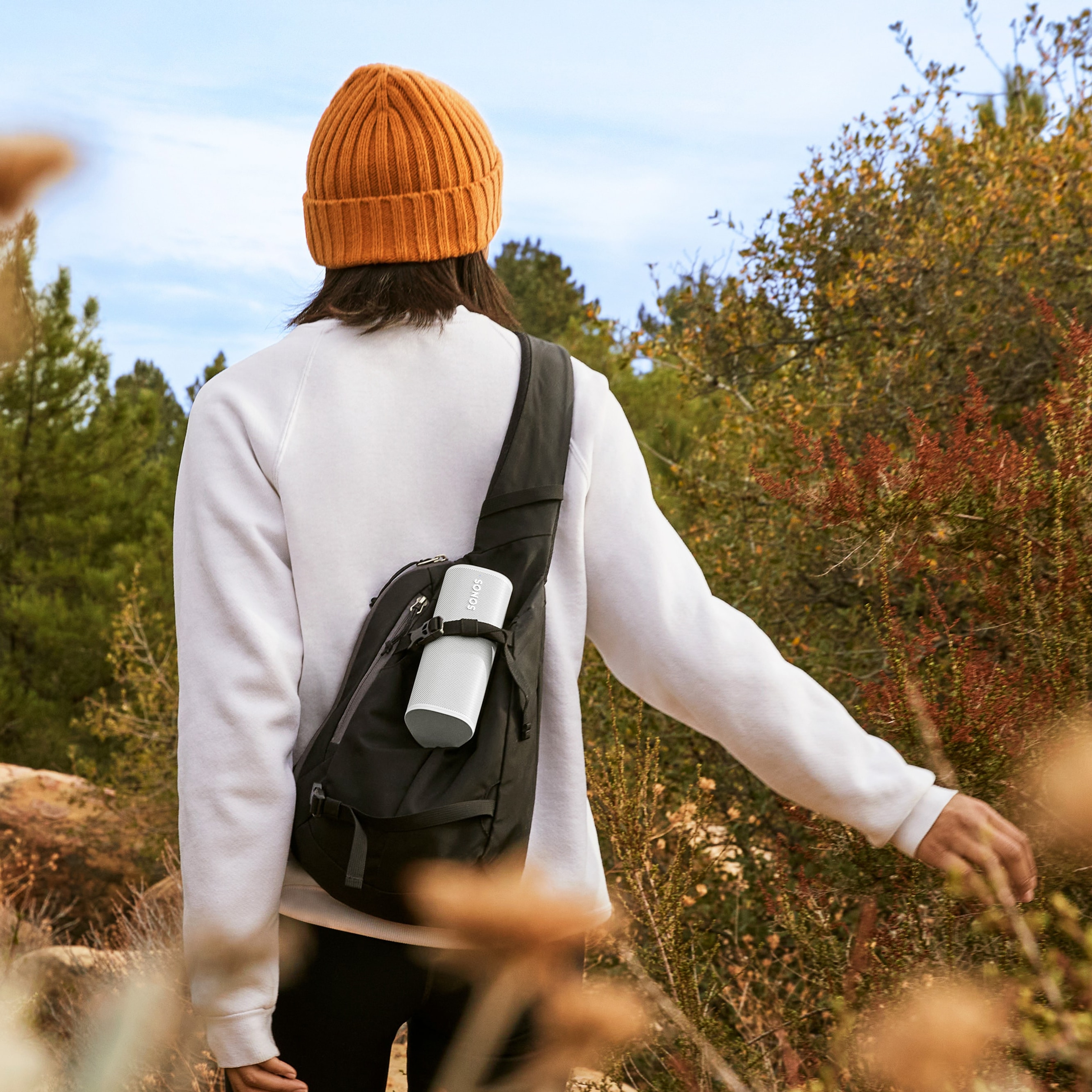 Roam 2 in Weiß auf einem Rucksack im Freien