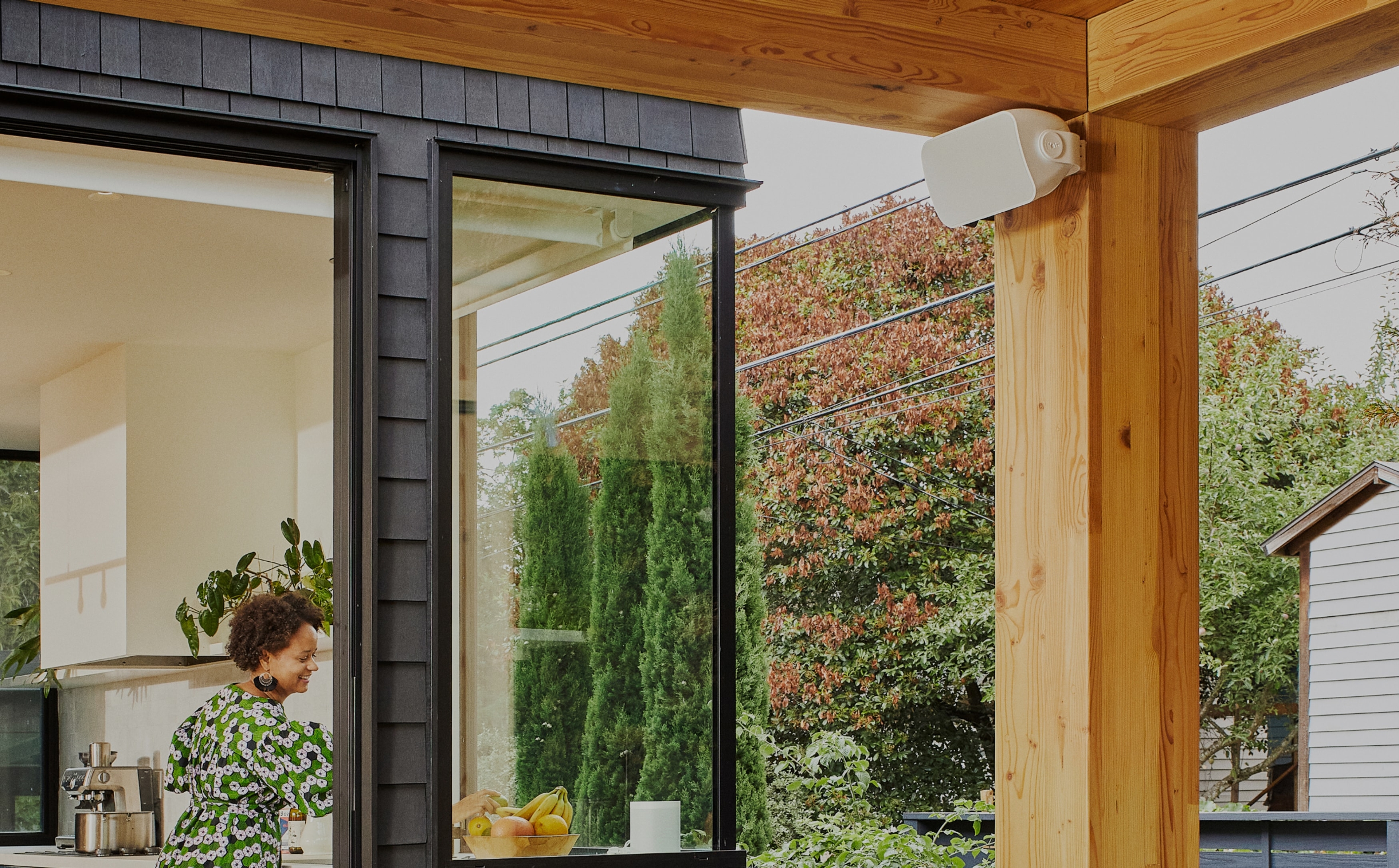 Unterhalb eines Vordachs einer Terrasse installierter Outdoor Speaker von Sonos und Sonance