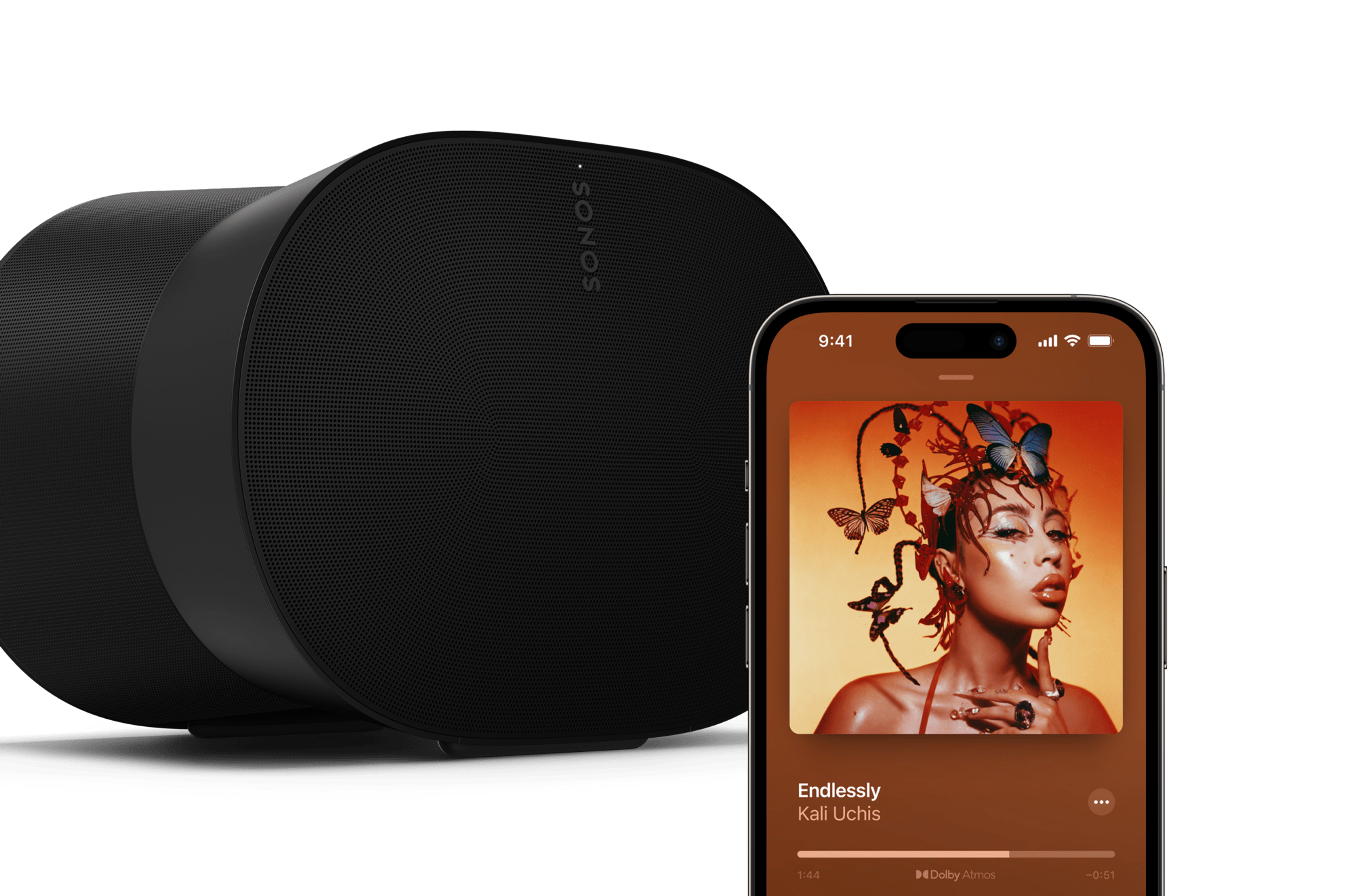Sonos Era 300 noir derrière une image d'iPhone sur lequel est ouverte l'application Apple Music avec l'artiste Kali Uchis en cours de lecture.