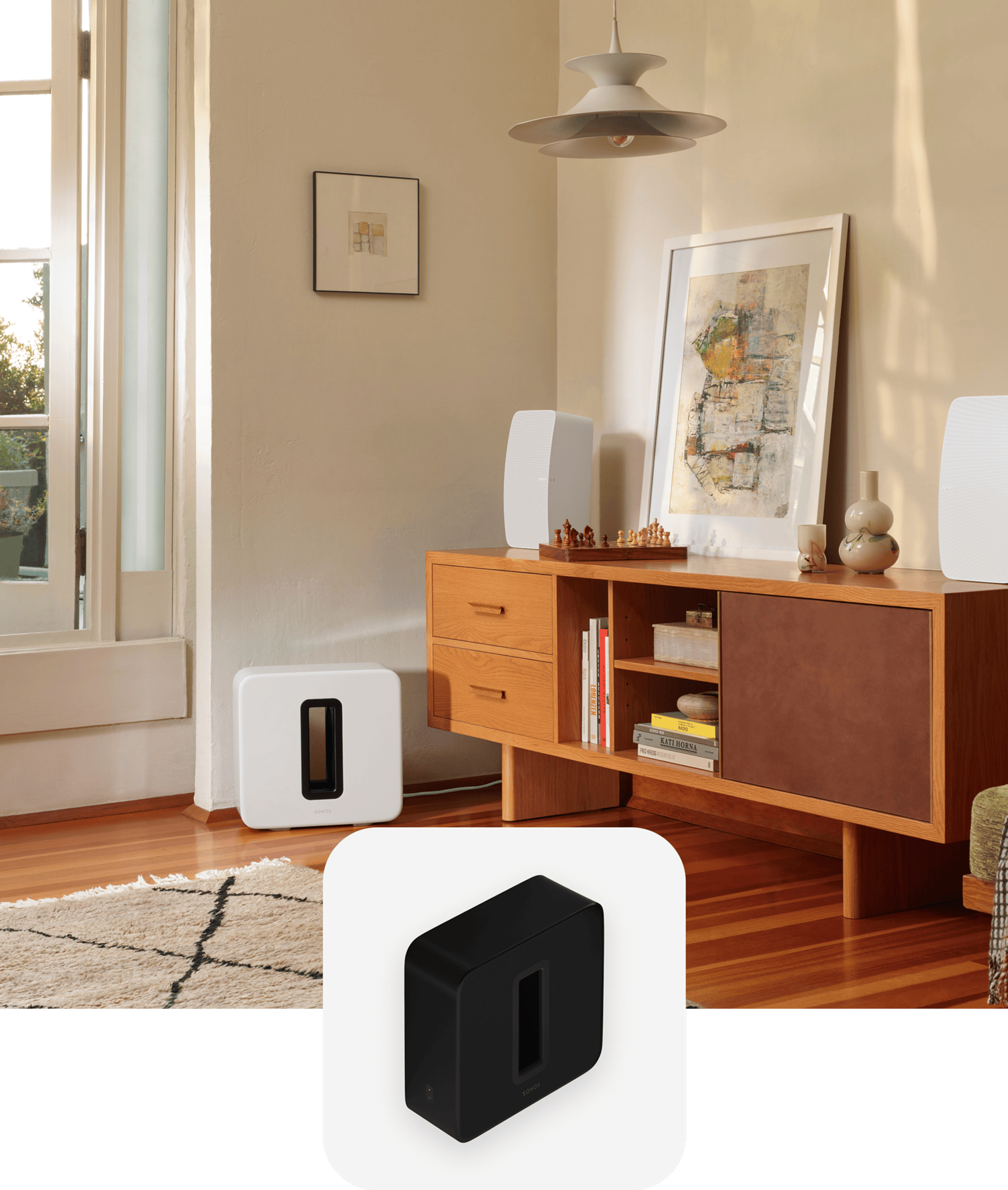 Sub (Gen. 3) in Weiß neben einer Anrichte mit zwei Sonos Five in Weiß