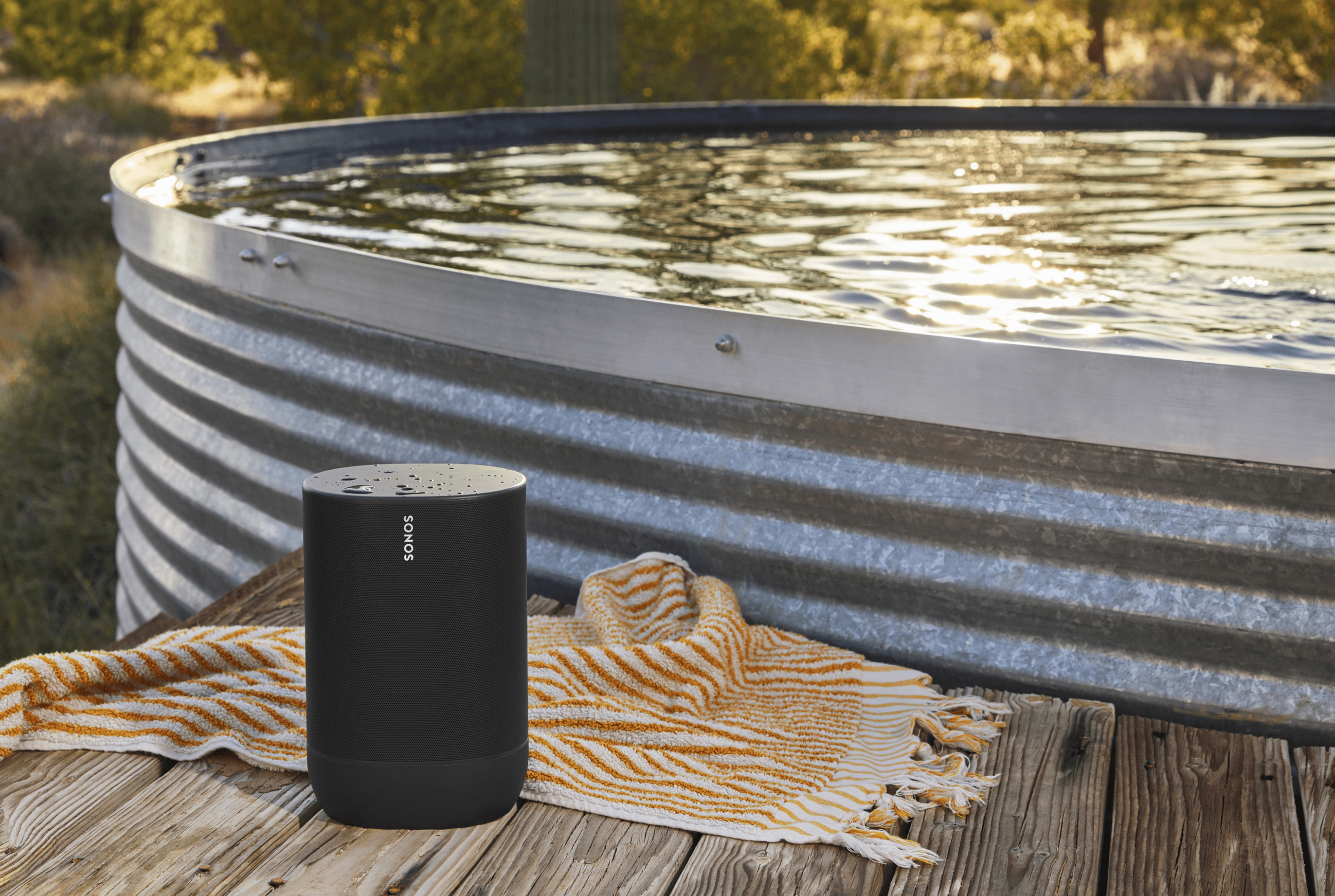 屋外の水のそばにあるSonos Move(ブラック)