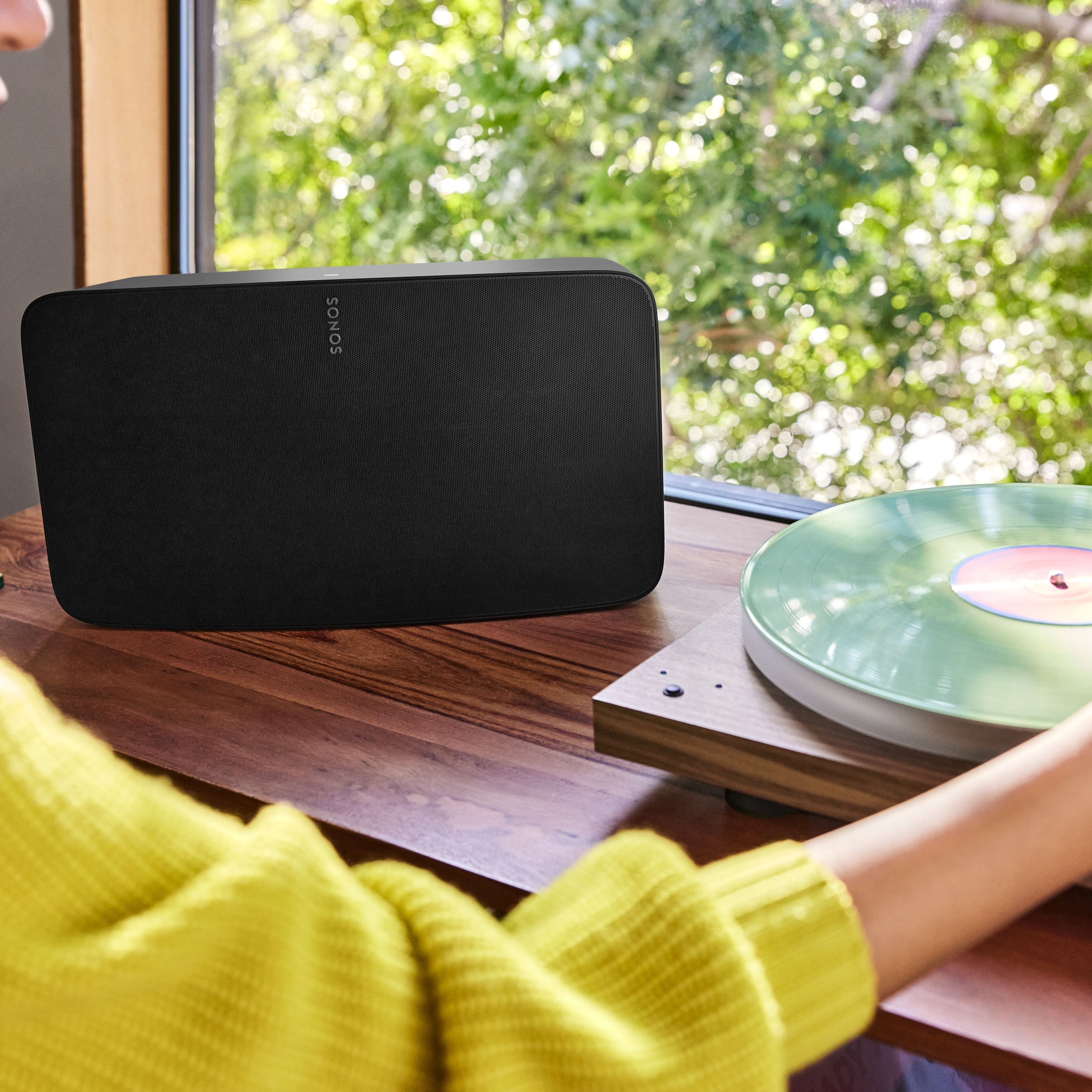 Linjeingången på en svart Sonos Five används för att lyssna på skivor på en vinylspelare