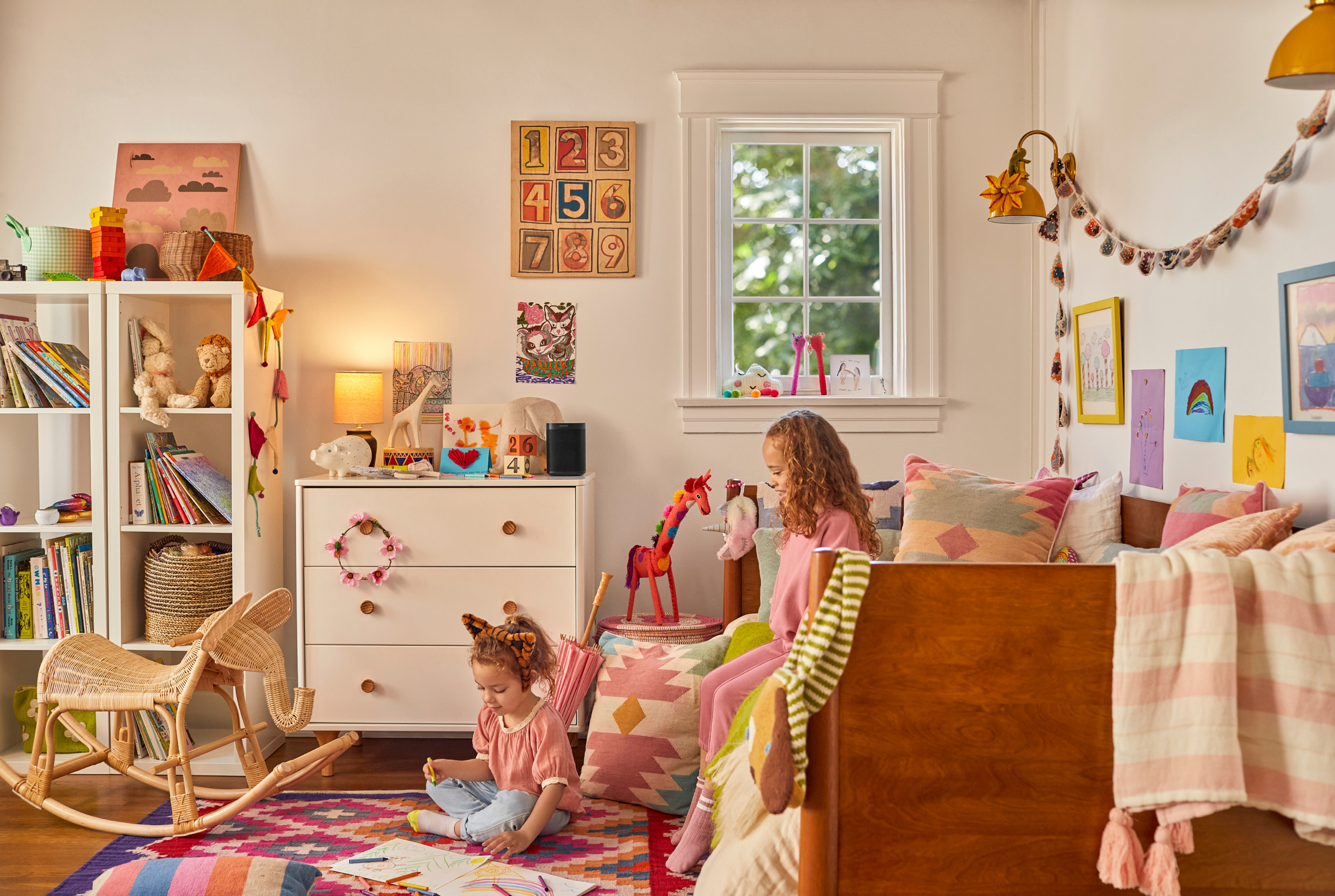 Sonos One noir dans une chambre d'enfant