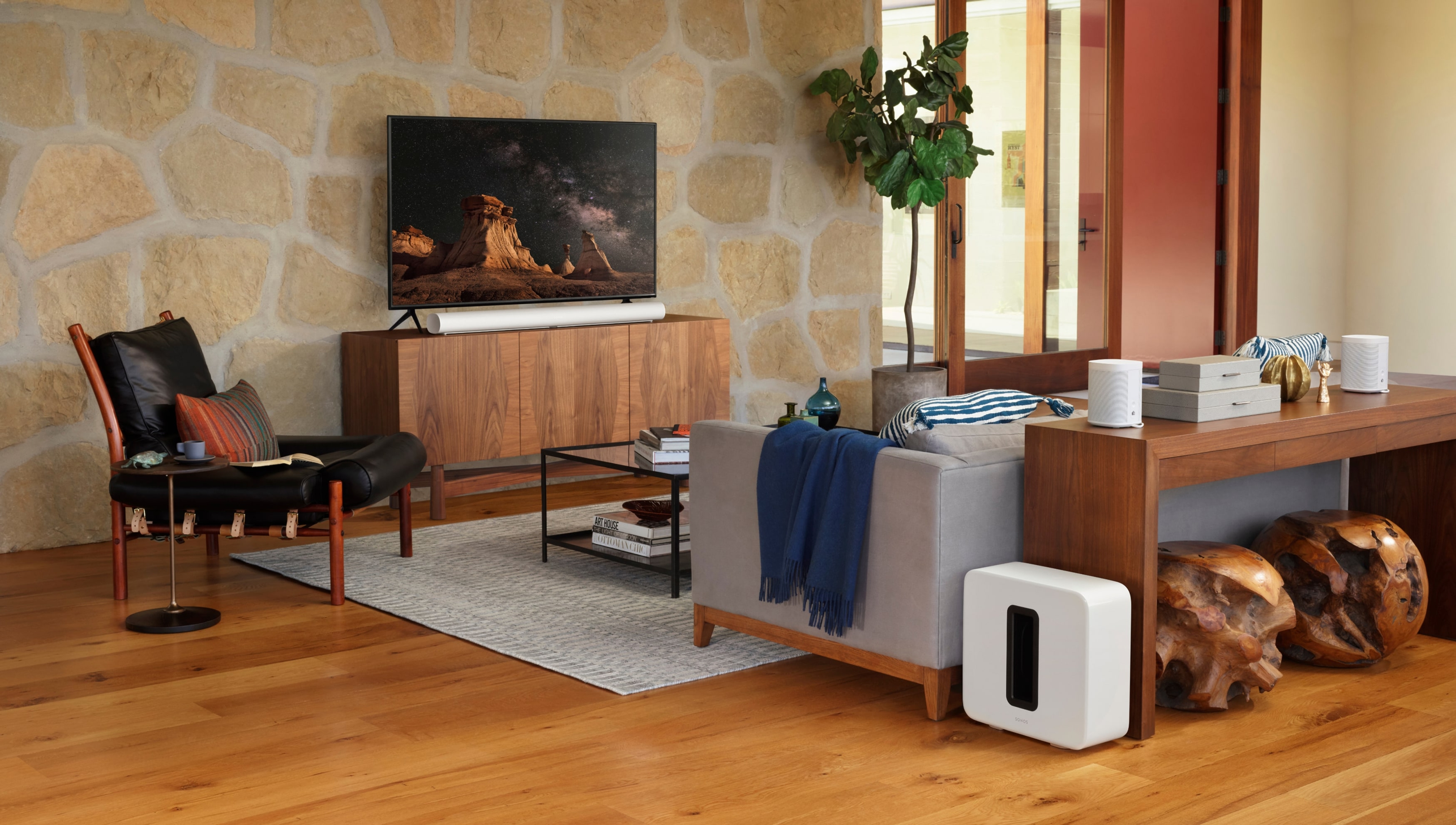 Vitt hemmabiosystem från Sonos med Arc i vardagsrum