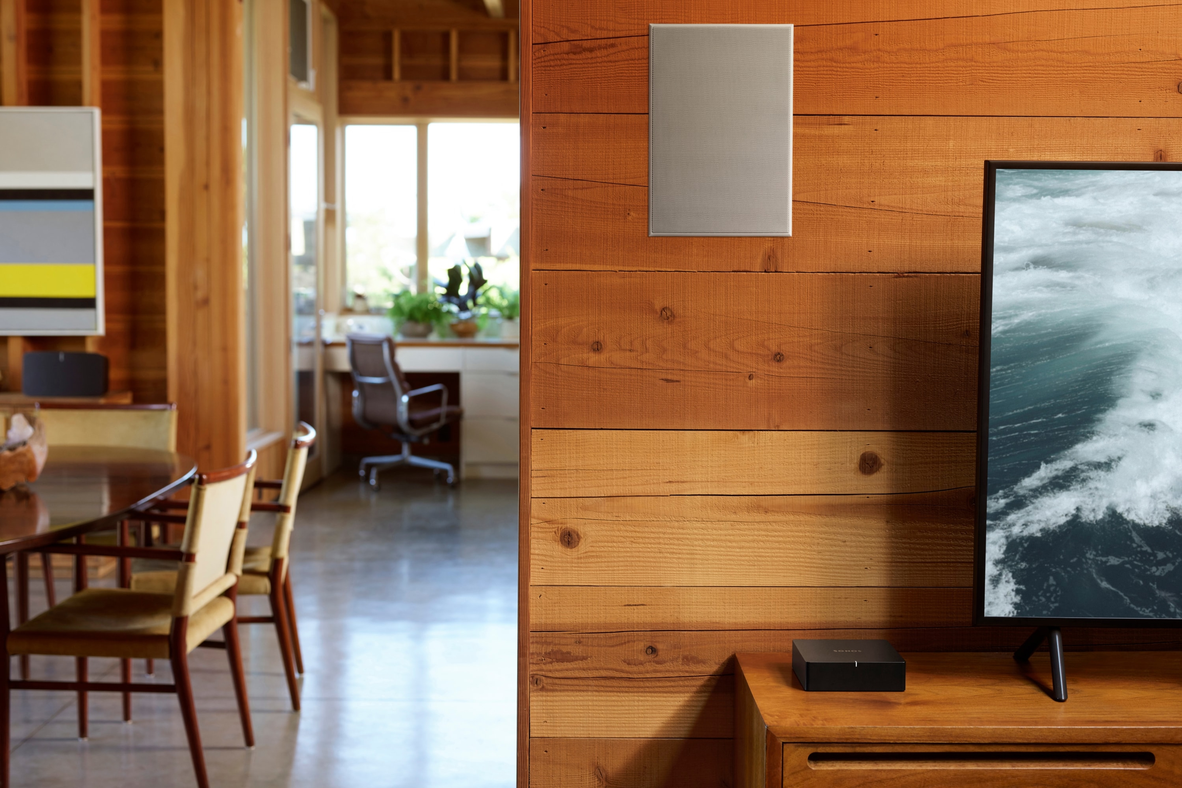 Sonos Port con una TV y bocinas instaladas en la pared