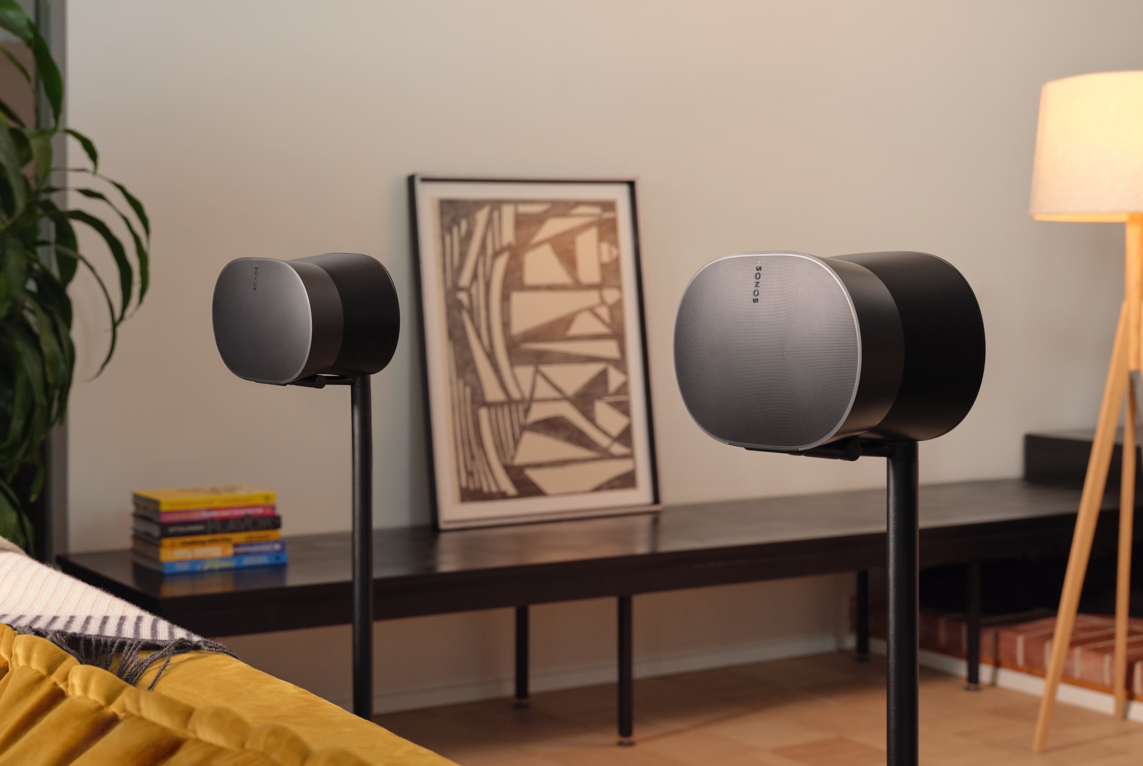 Två svarta Sonos Era 300-högtalare monterade på Sonos Era 300-stativ