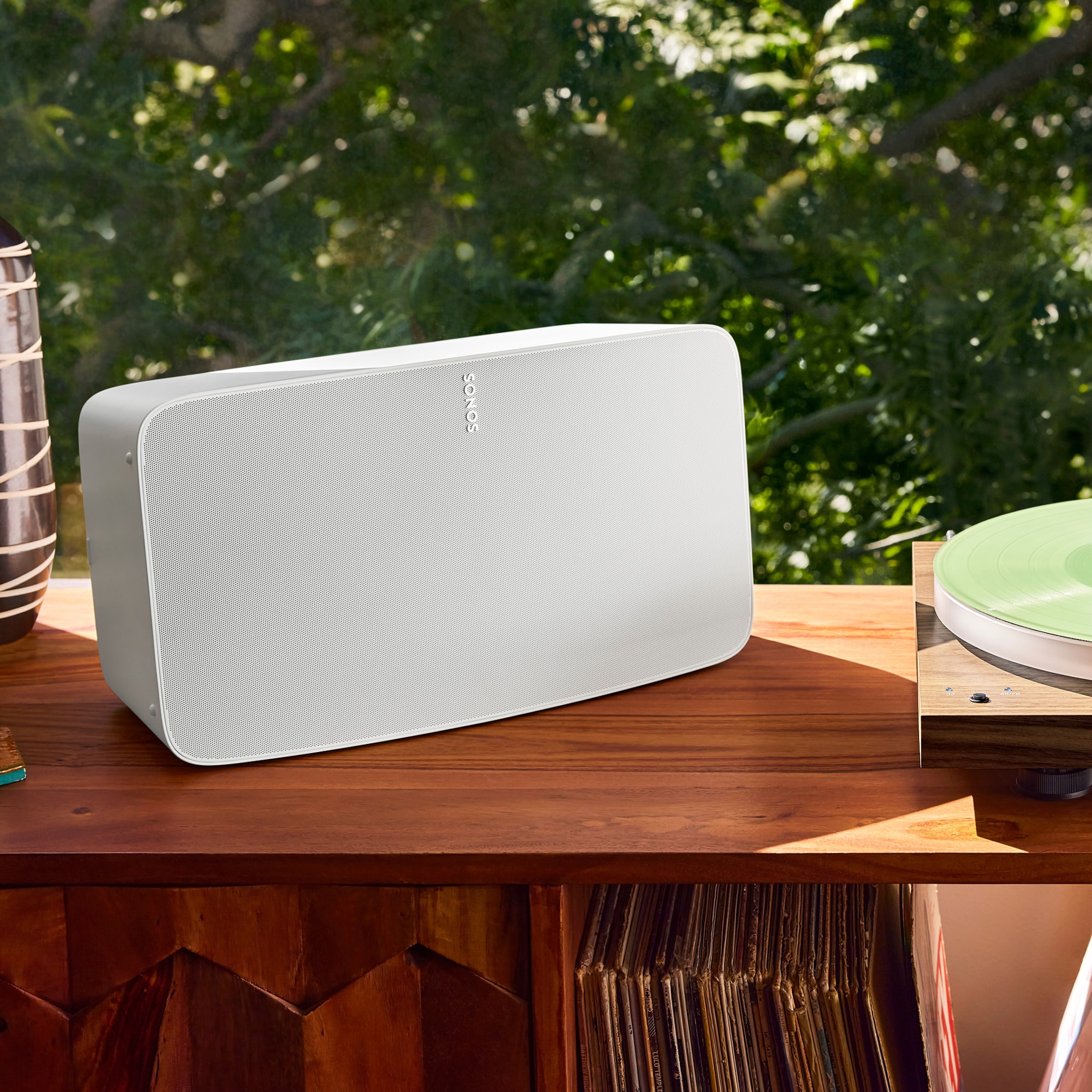 Abspielen einer Schallplatte auf einem Plattenspieler über den Eingang eines Sonos Five in Weiß